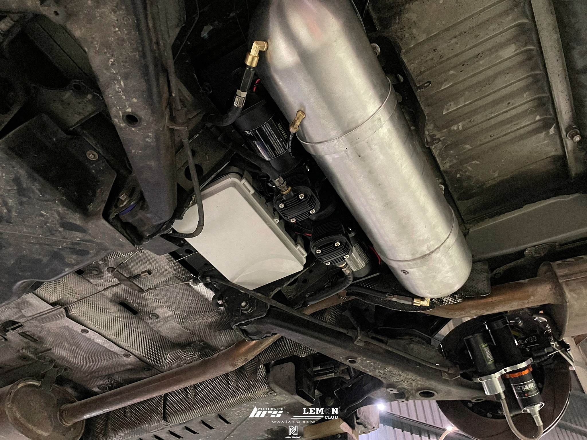 Volkswagen T6 安裝 Maxload四獨氣壓避震器+VS鍛造前6後4卡鉗+前後380mm劃線碟+VS鍛造20吋鋁圈(荷重VIA850KG)+SPORTLINE前中包