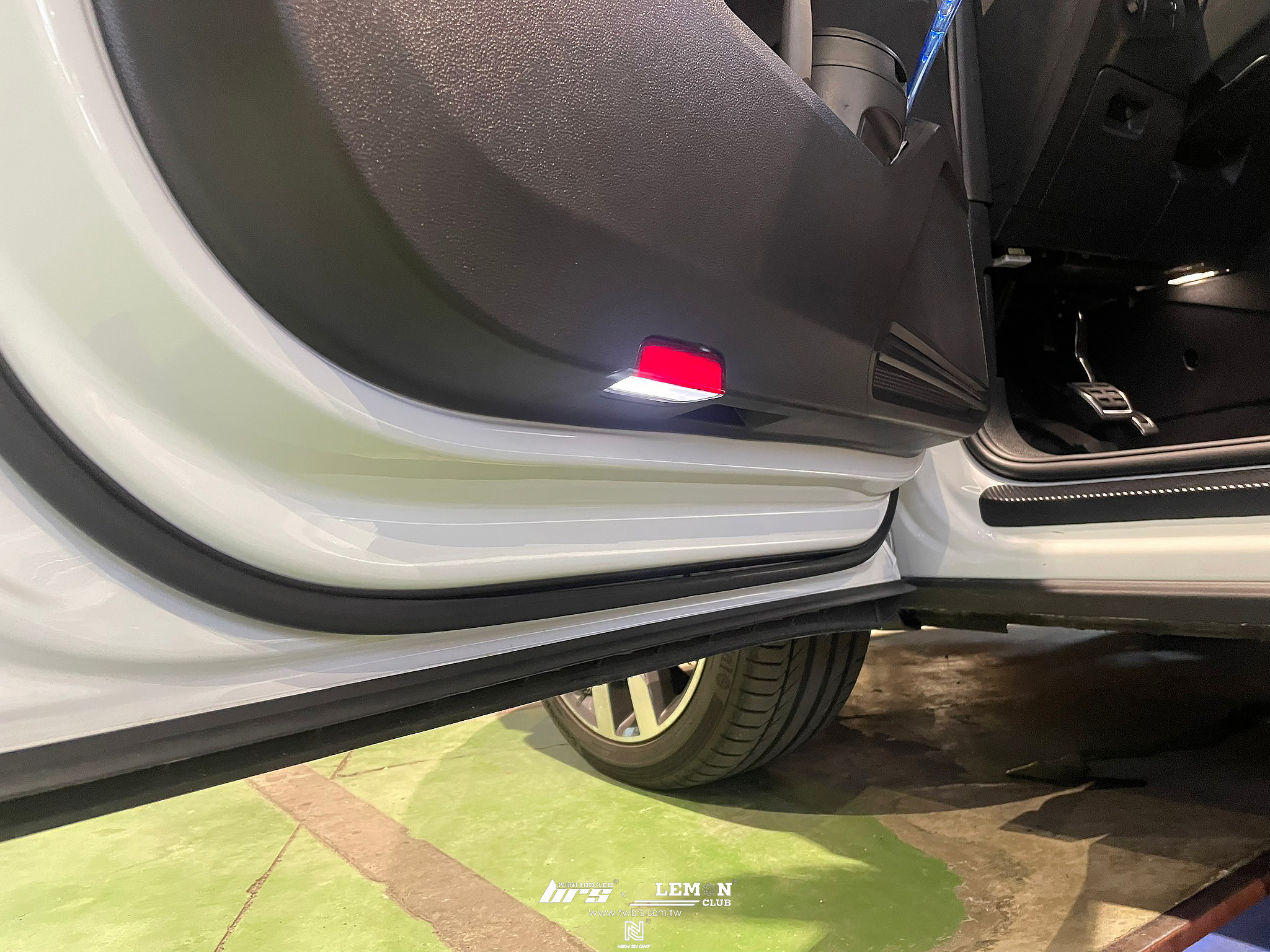 Volkswagen New Tiguan 安裝 原廠後座腳窩燈+門邊燈