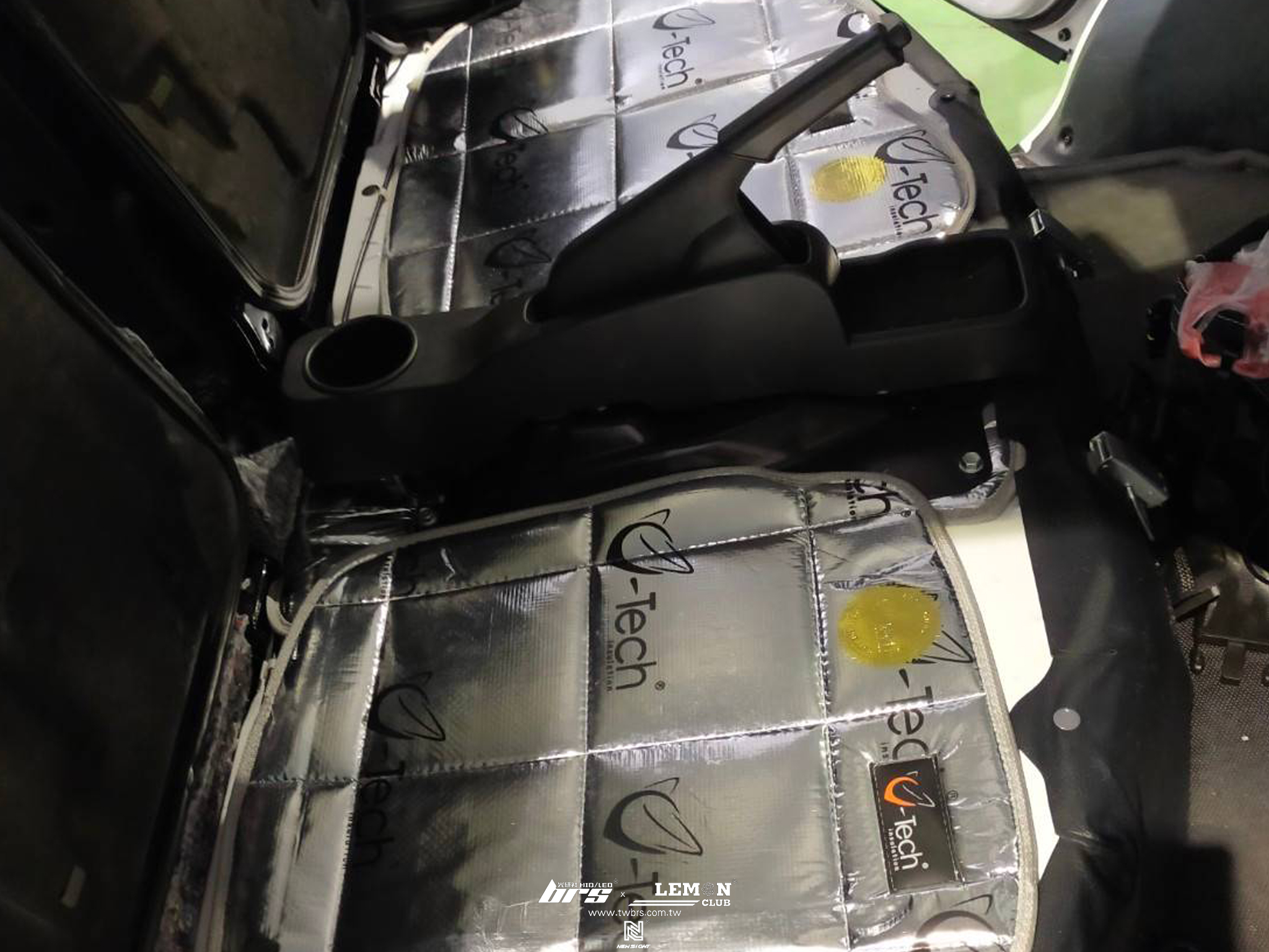 Toyota Town Ace 安裝 引擎室隔熱墊+中央置物扶手