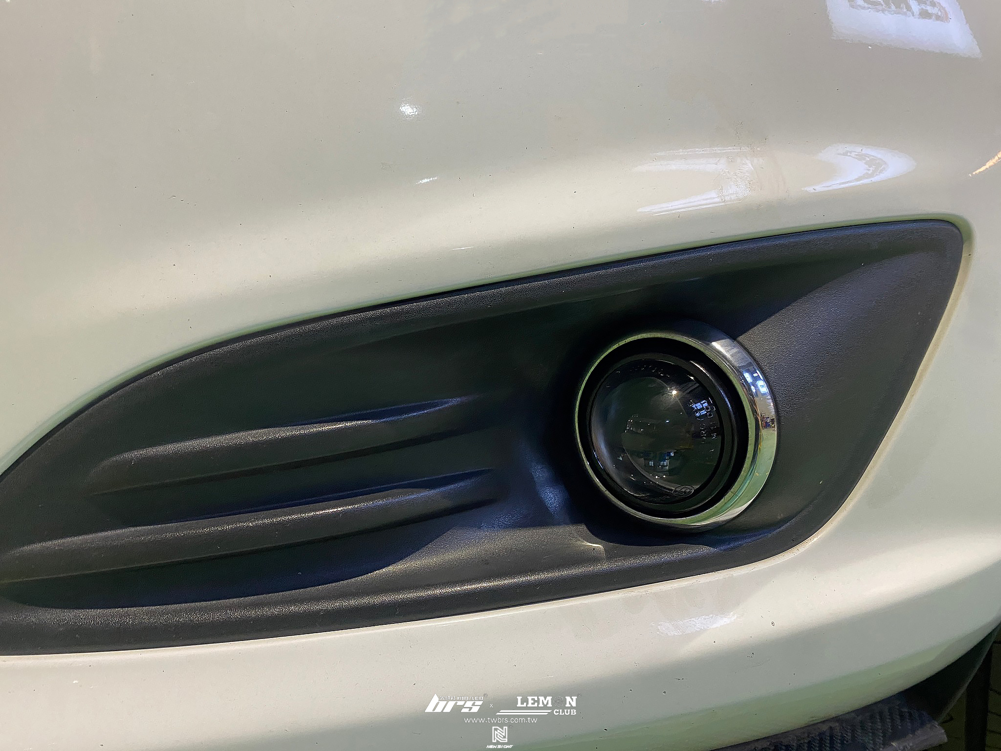 Ford Fiesta 安裝 魚眼霧燈總成+霧燈55W 6500K HID