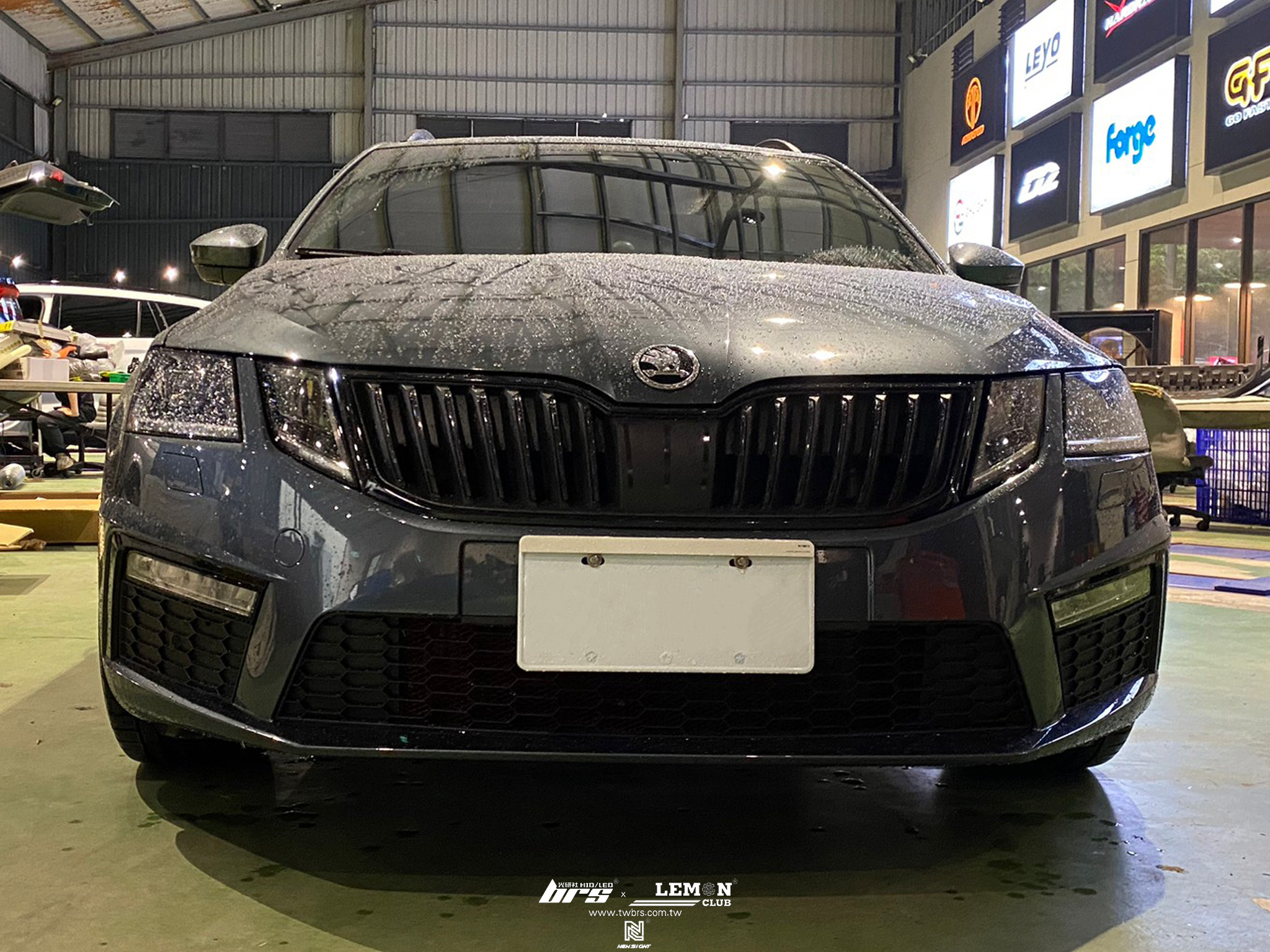 Skoda Octavia 安裝 後視鏡LED流水方向燈+RS 前保桿+原廠直接式胎壓(二代胎壓)+ORO金屬氣嘴(黑色)