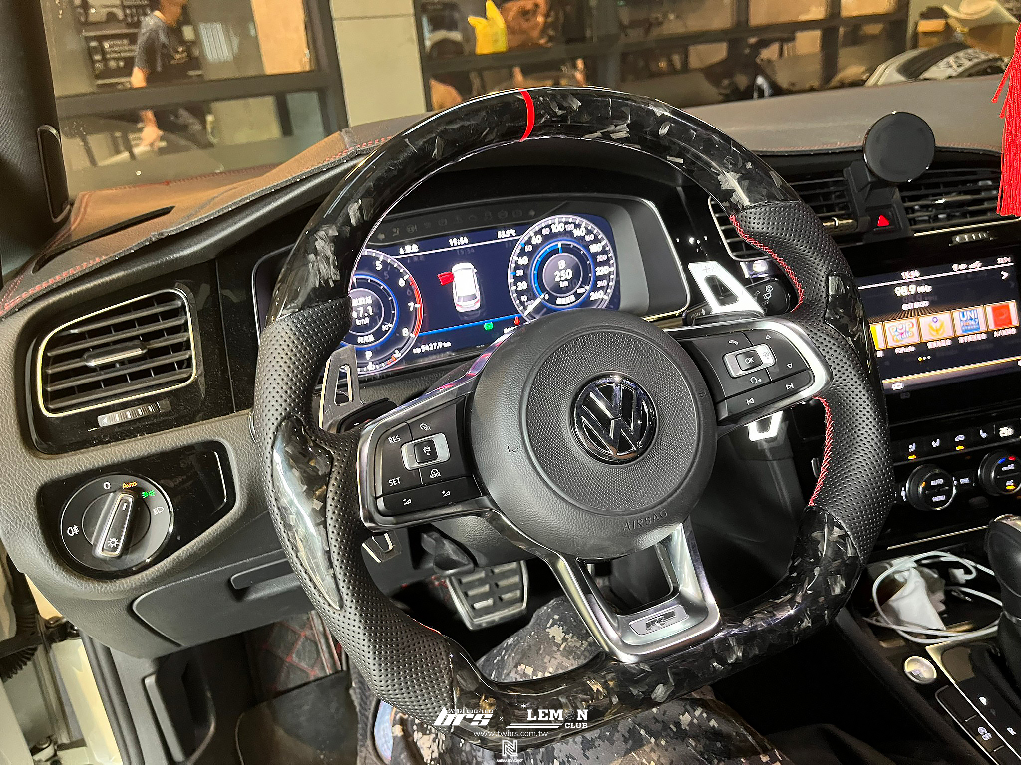 Volkswagen Golf 7.5 Variant 安裝 MQB鍛造碳纖維方向盤