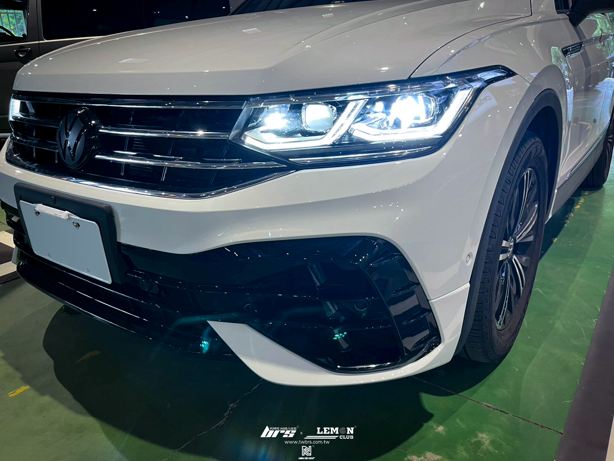 Volkswagen New Tiguan 安裝 Tiguan R 副廠前保桿+前黑標+後黑標+右前葉子板
