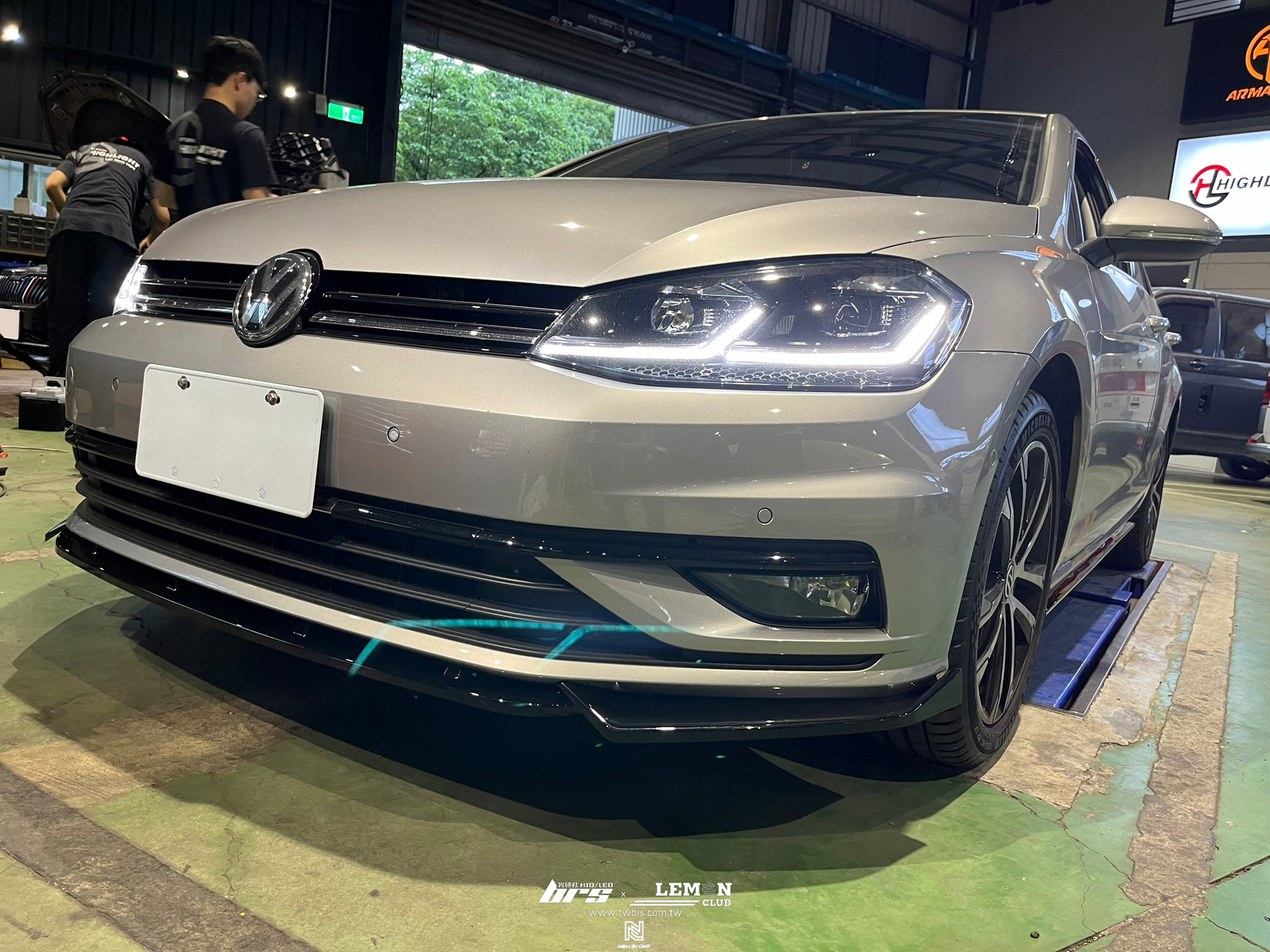 Volkswagen Golf 7.5 安裝 三件式前下巴+類Oettinger尾翼+7.5R-LINE亮黑後下巴+7.5R副廠側裙