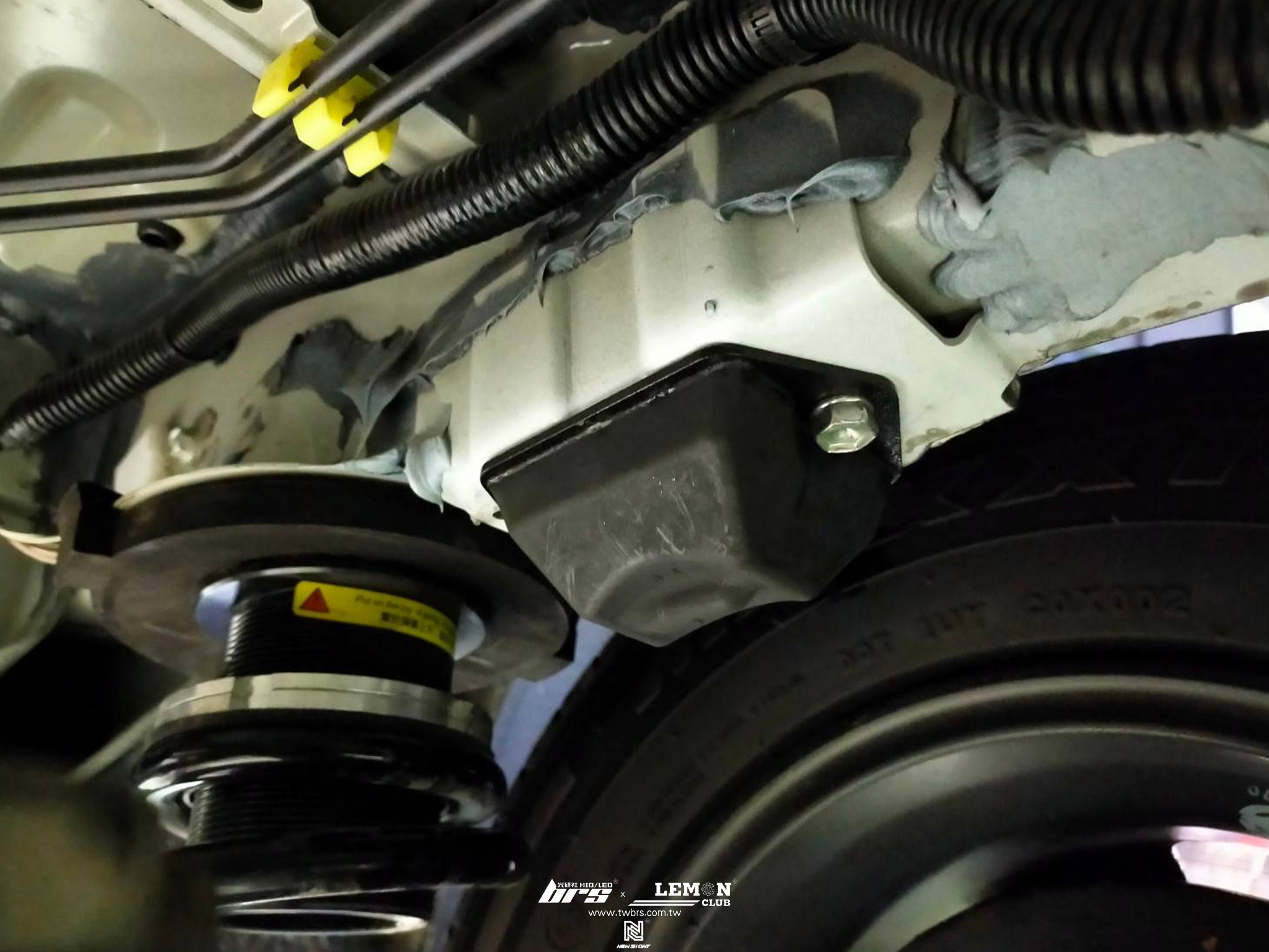 Toyota Town Ace 安裝 HARDRACE 後彈簧緩衝墊