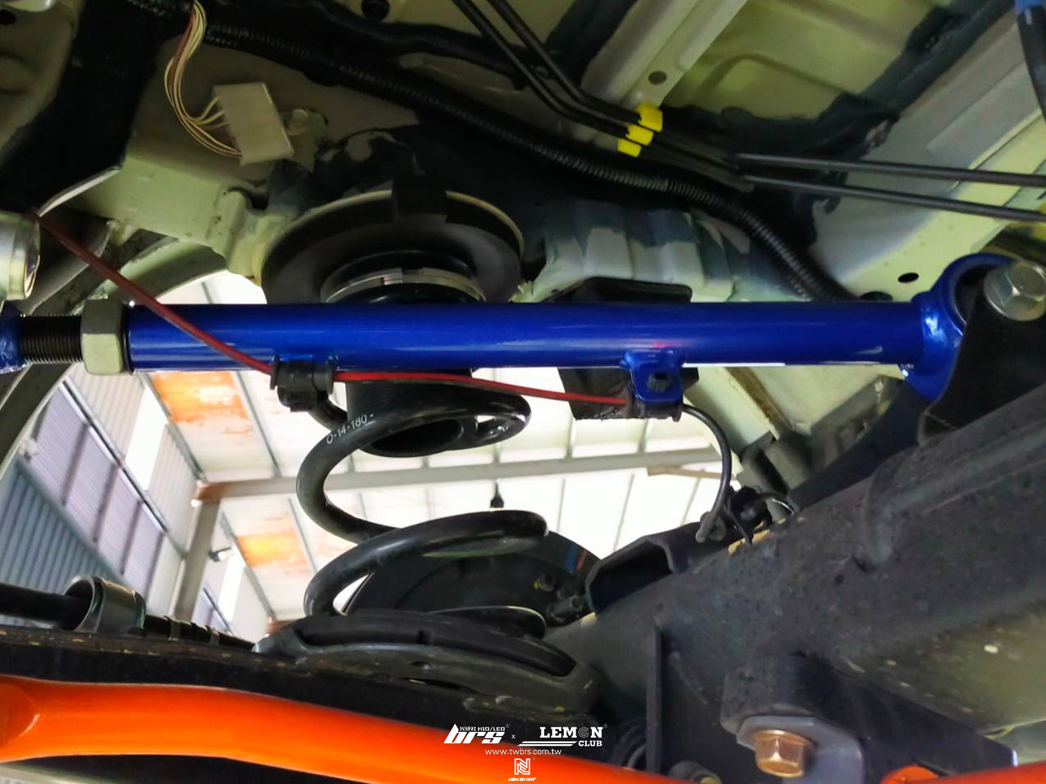 Toyota Town Ace 安裝 HARDRACE 後上拉桿