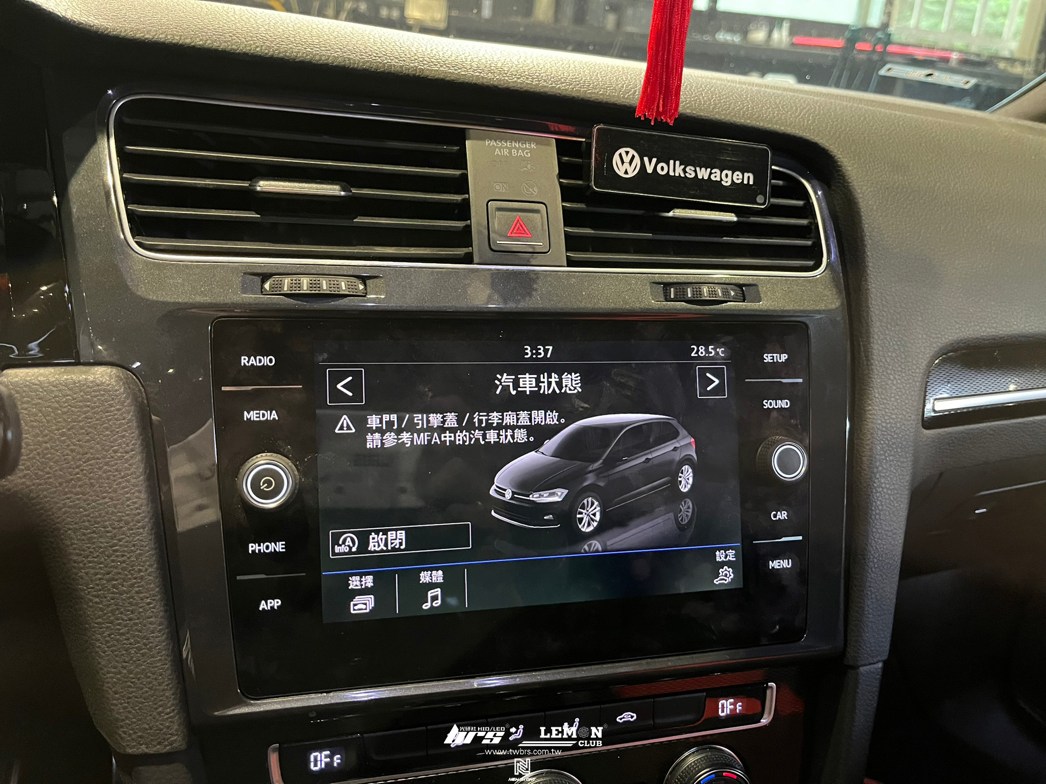 Volkswagen Golf 7 GTI 安裝 原廠MIB 8吋音響主機+原廠MIB 8吋螢幕+面板
