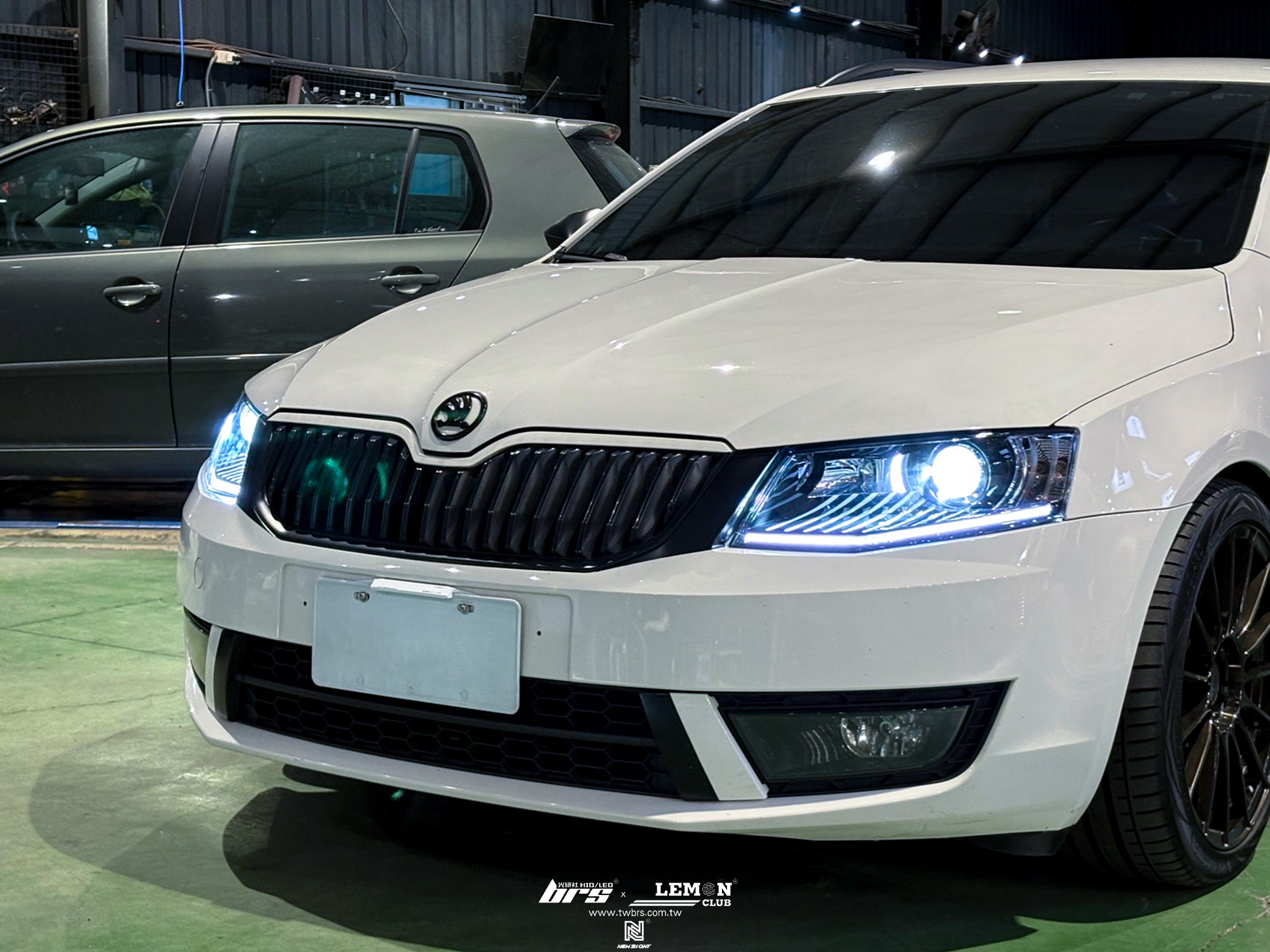 Skoda Octavia 安裝 類RS魚眼大燈總成+前保桿防跳石網