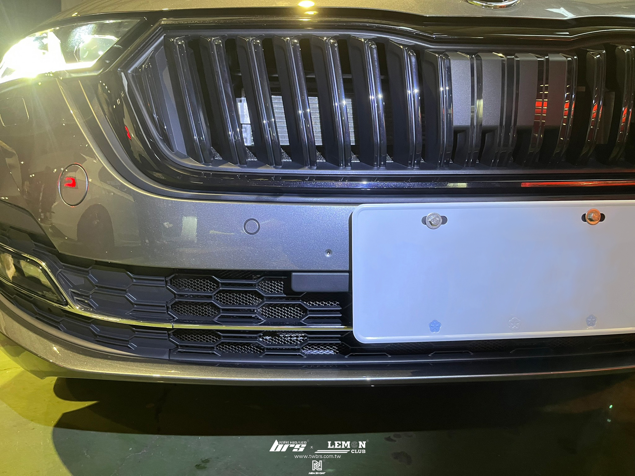 Skoda Octavia 安裝 保桿防跳石網+亮黑水箱罩框