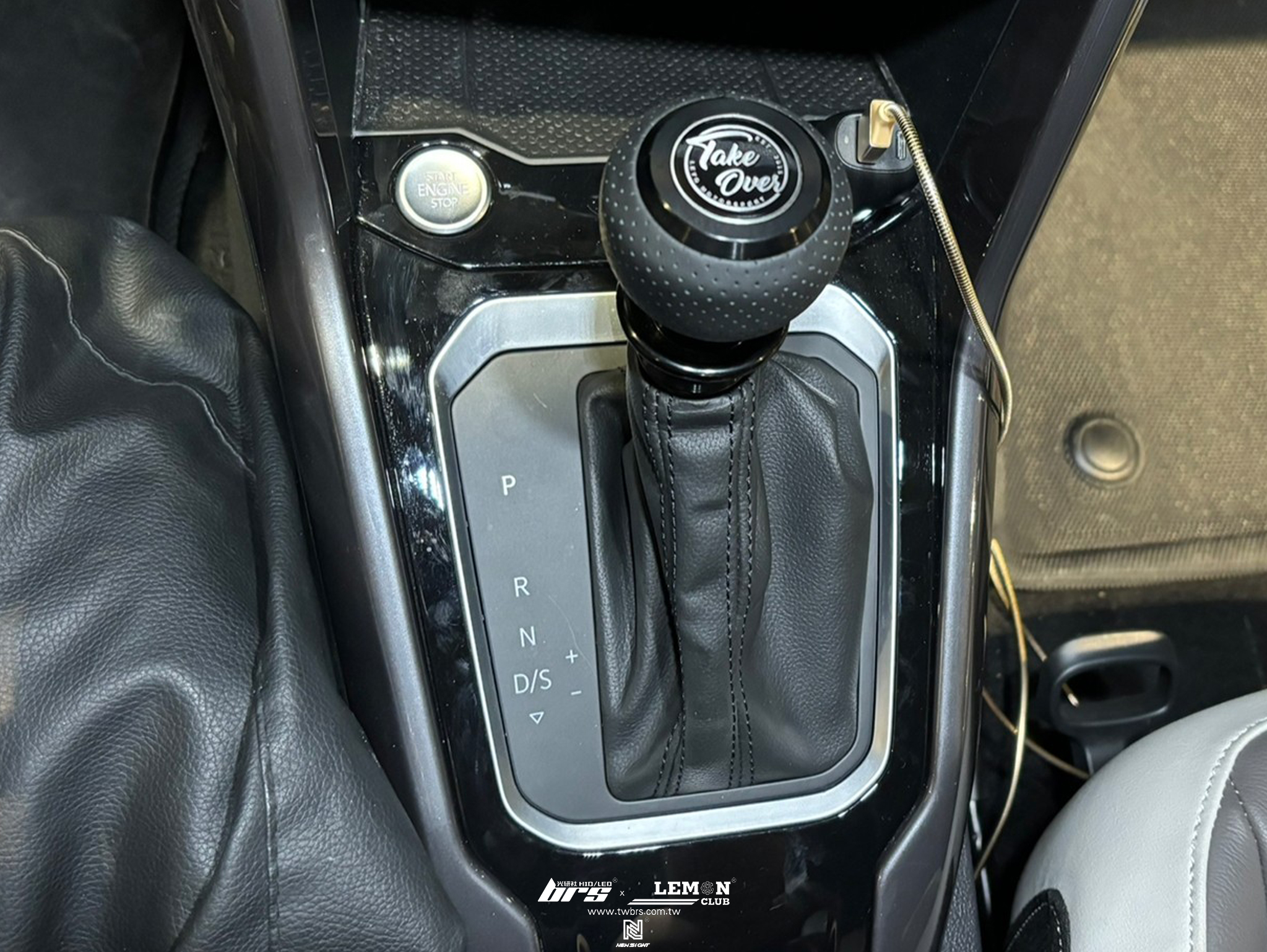 Volkswagen T-ROC 安裝 Leyo MK8原子換檔撥片+Leyo 皮革DSG換檔頭組