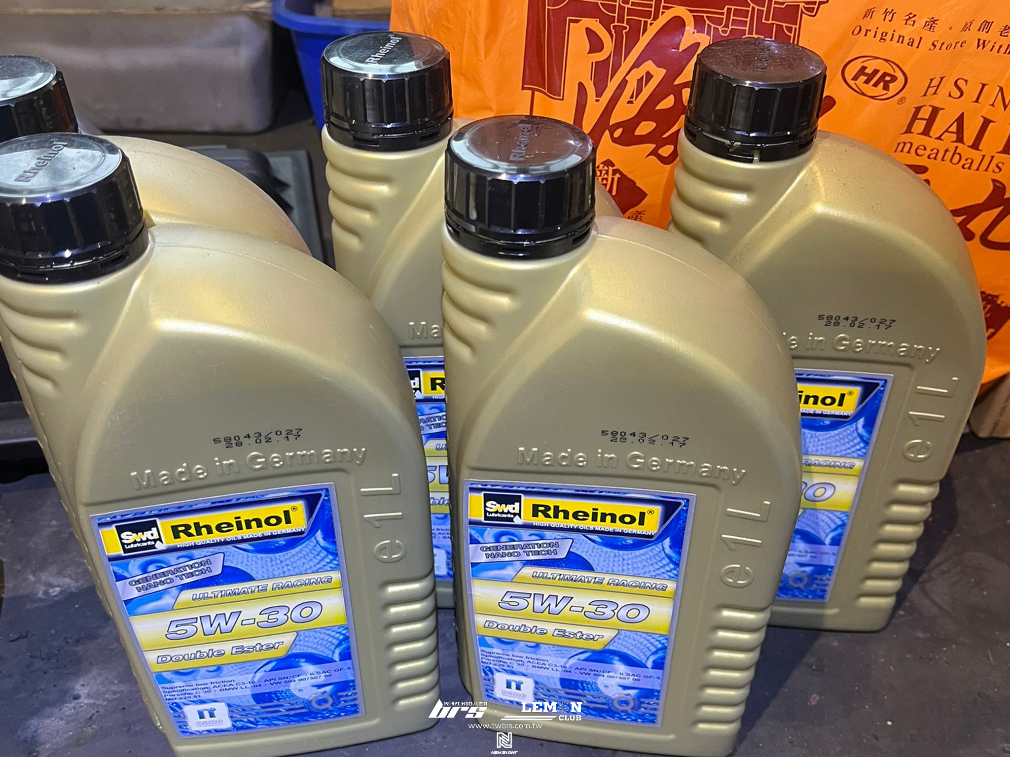 Skoda Octavia 保養(Rheinol萊茵機油5W30+原廠機油芯+原廠洩油螺絲+原廠洩油螺絲墊片+原廠火星塞+原廠進氣濾芯)