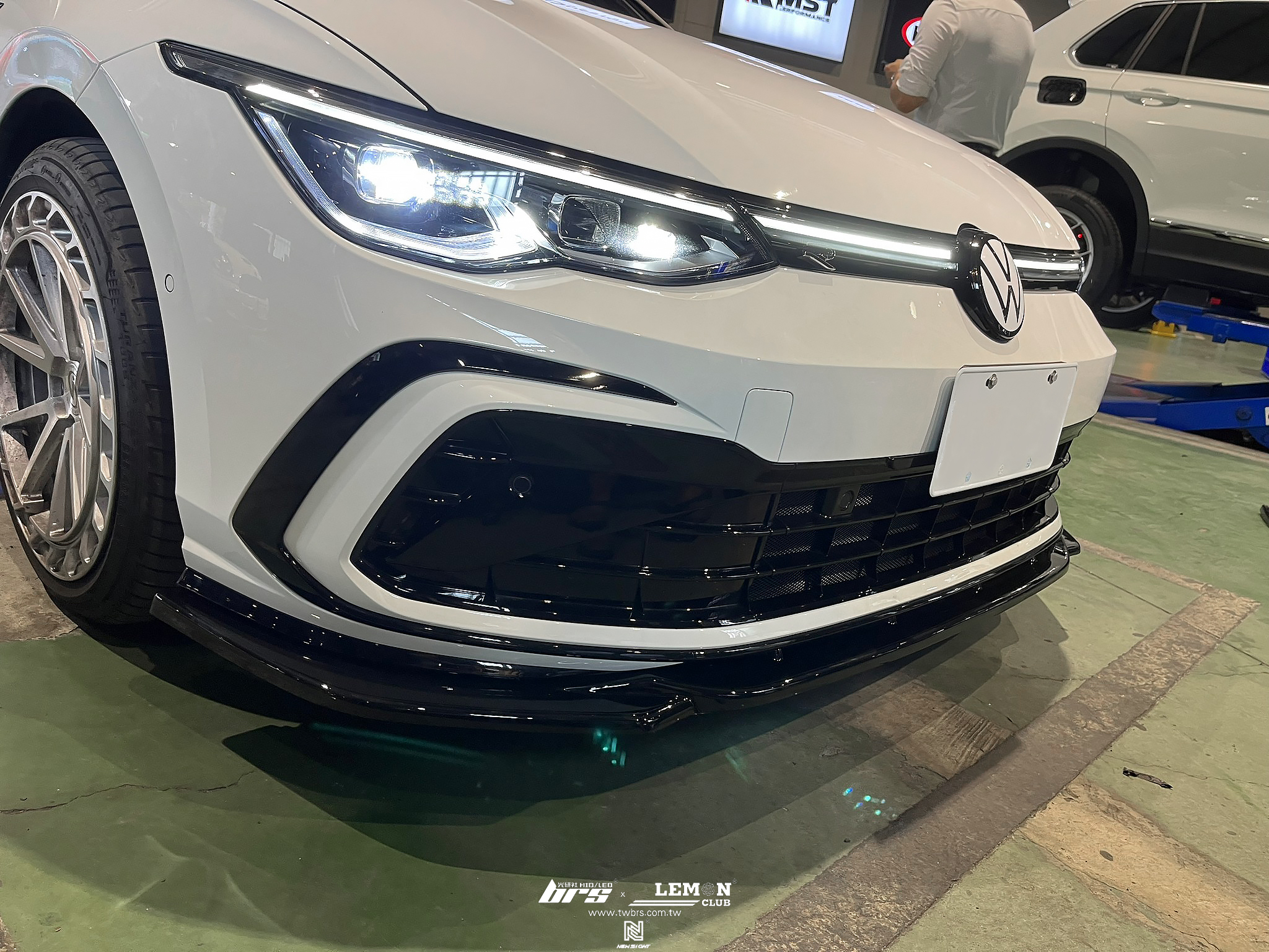 Volkswagen Golf 8 GTI 安裝 類MAX前下巴+跳石網