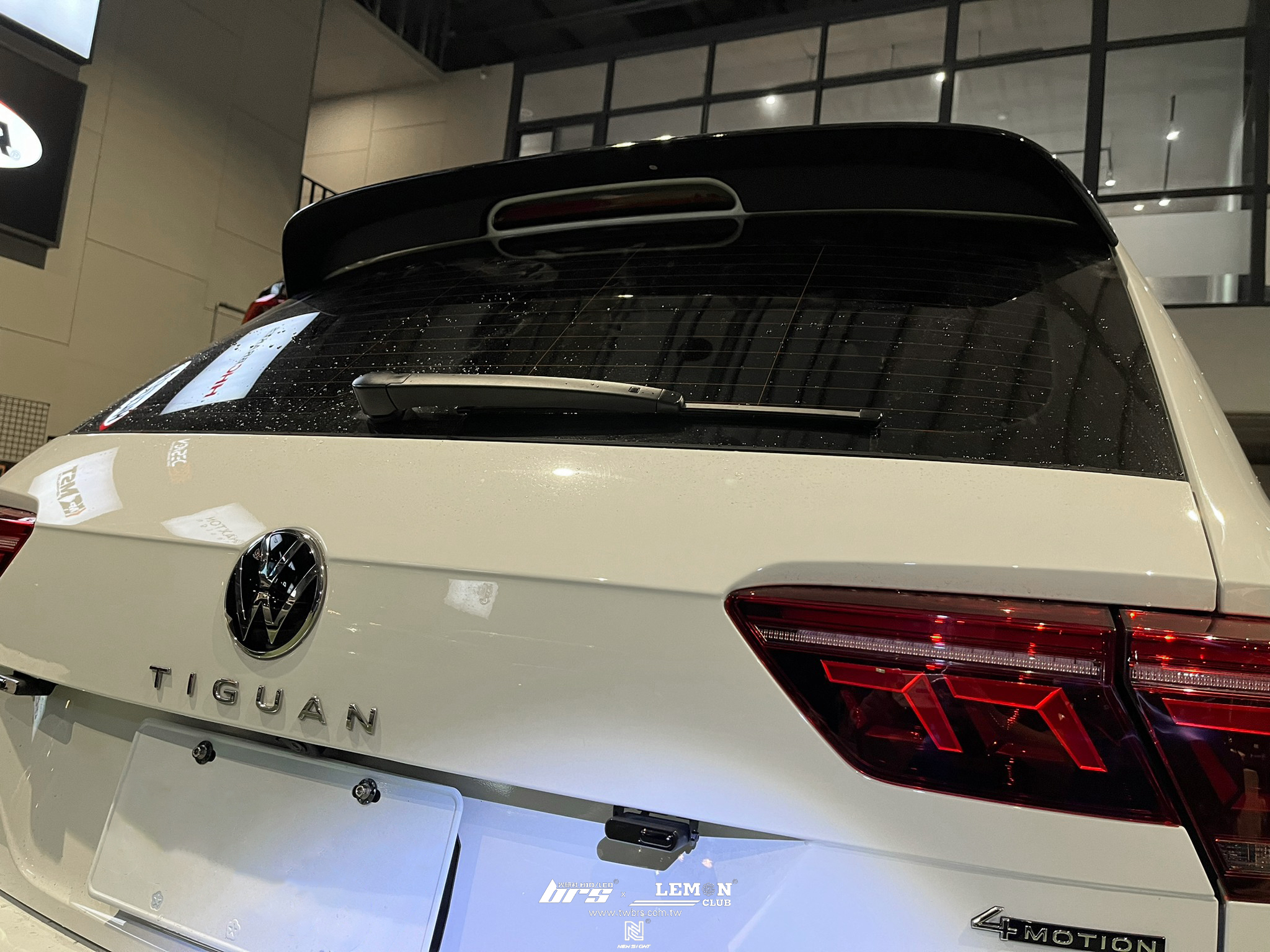 Volkswagen New Tiguan 安裝 收納箱+R-Line原廠亮黑尾翼