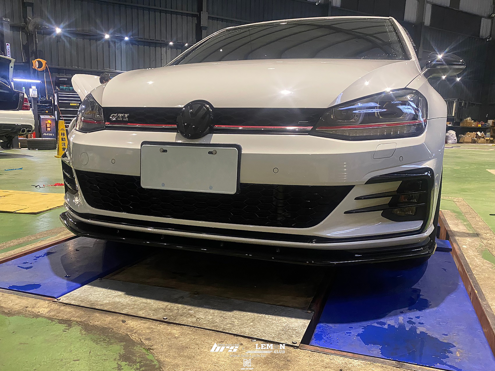 Volkswagen Golf 7 安裝 類MAX前下巴+原廠鋼琴烤漆後視鏡蓋+類O二代尾翼+7.5R側裙+類MAX側裙+前黑標+後桶GTI標誌