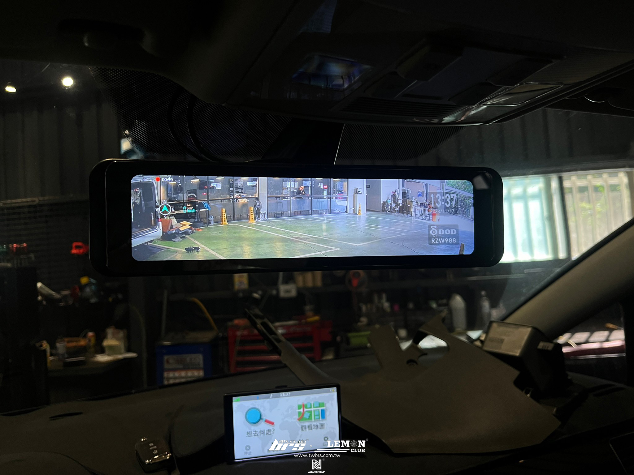 Volkswagen Sportavan 安裝 DOD RZW988 後視鏡型行車紀錄器+原廠直接式胎壓系統搭配ORO金屬銀色氣嘴