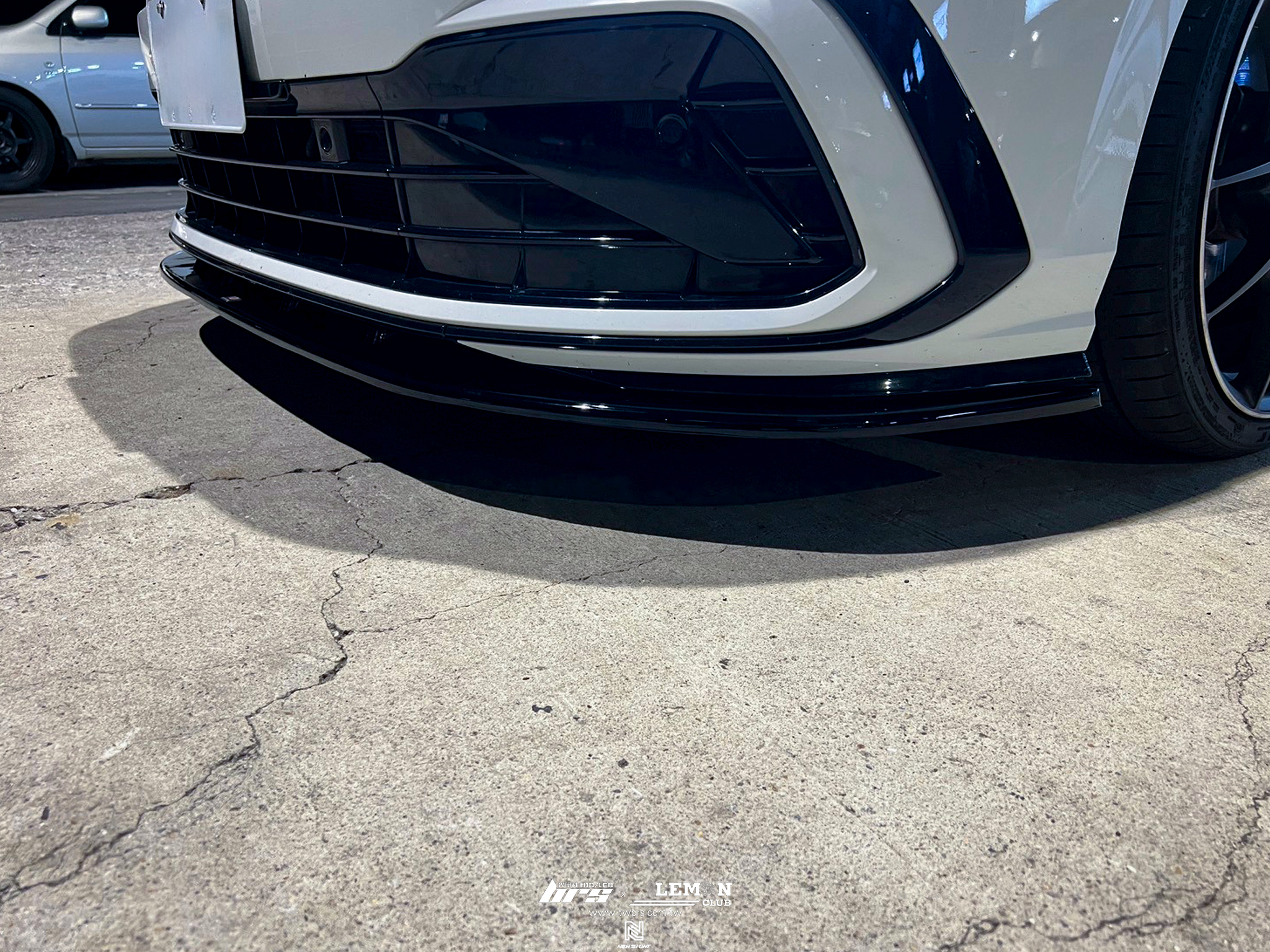 Volkswagen Golf 8 R-Line 安裝 類MAX前下巴-V1