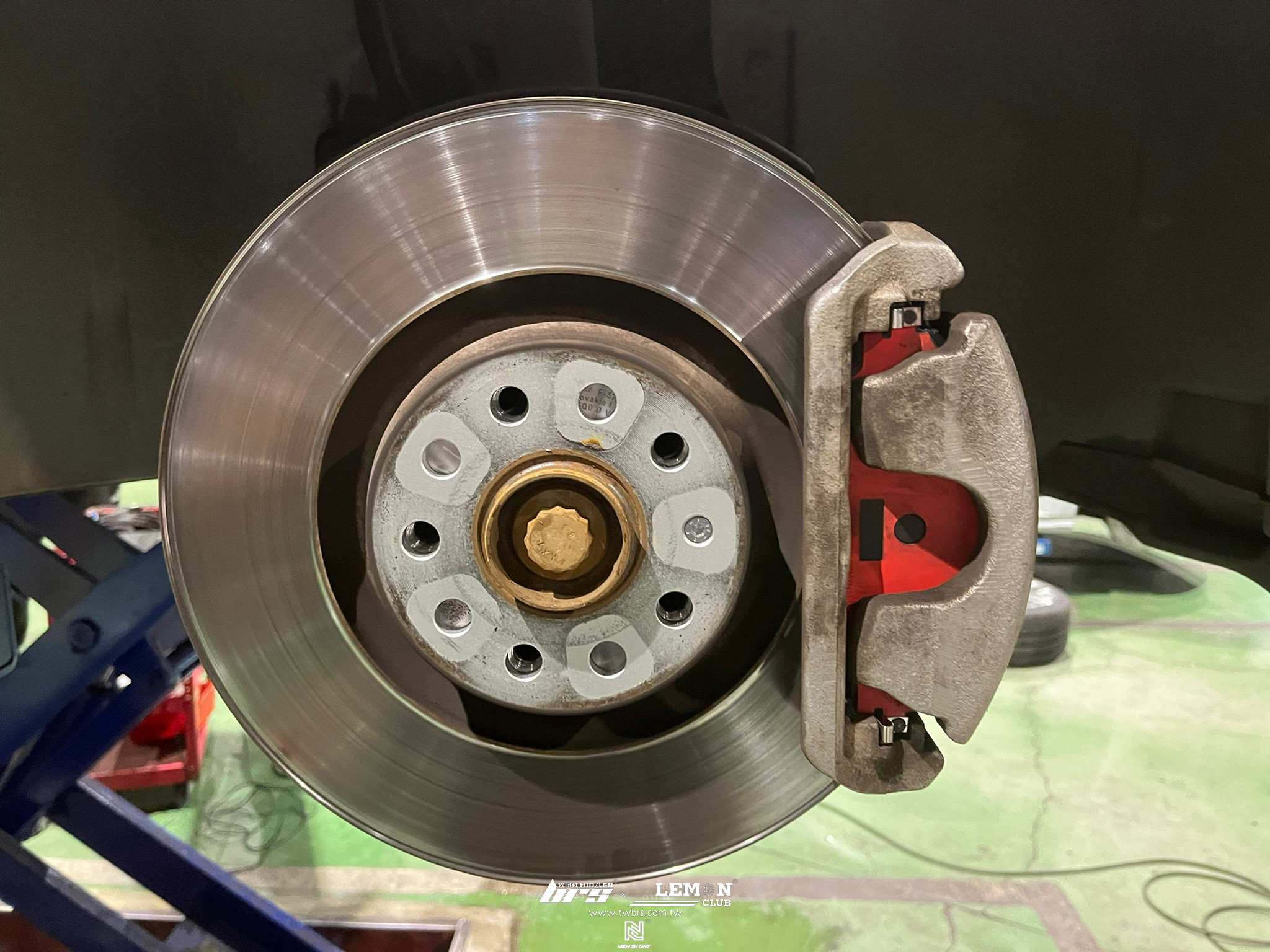 Skoda Superb 安裝 Brembo前後來令片(紅皮)