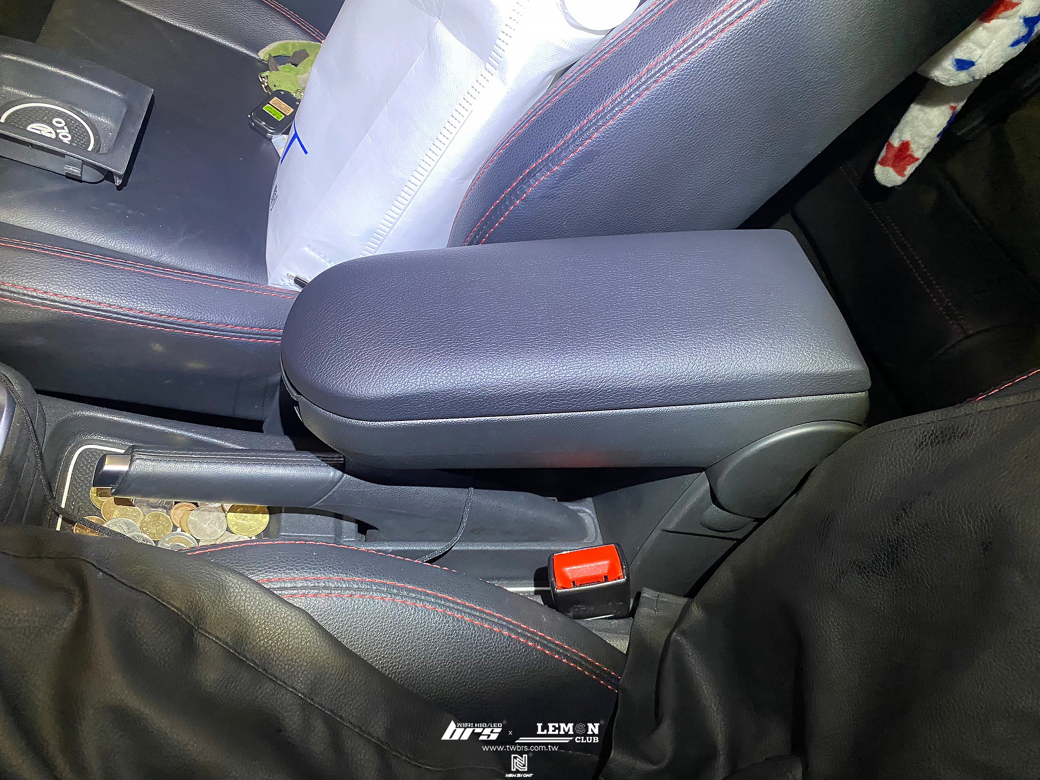 Volkswagen Polo 安裝 原廠件中央扶手