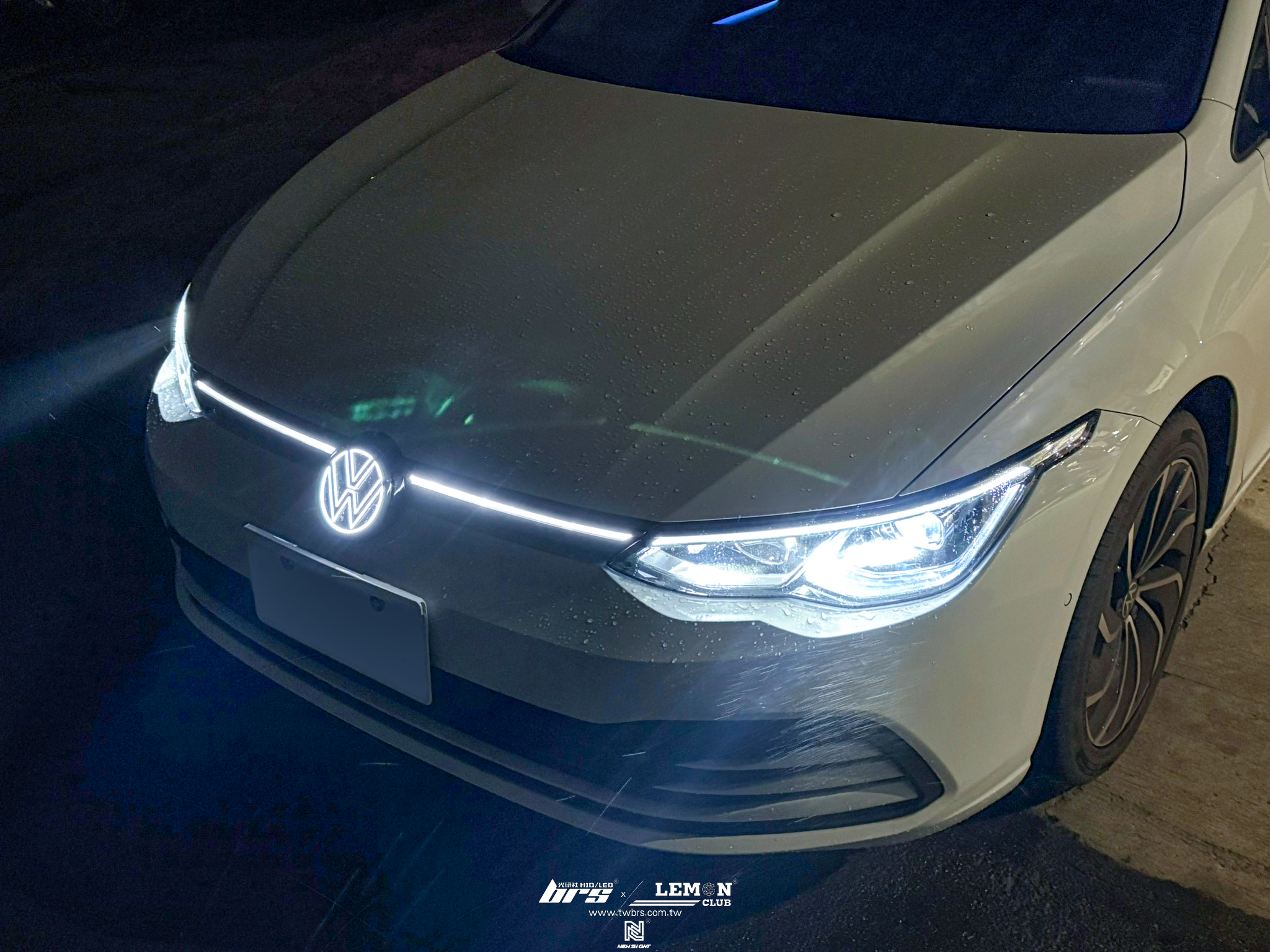 Volkswagen Golf 8 安裝 銀線水箱罩含連貫式燈條+發光廠徽