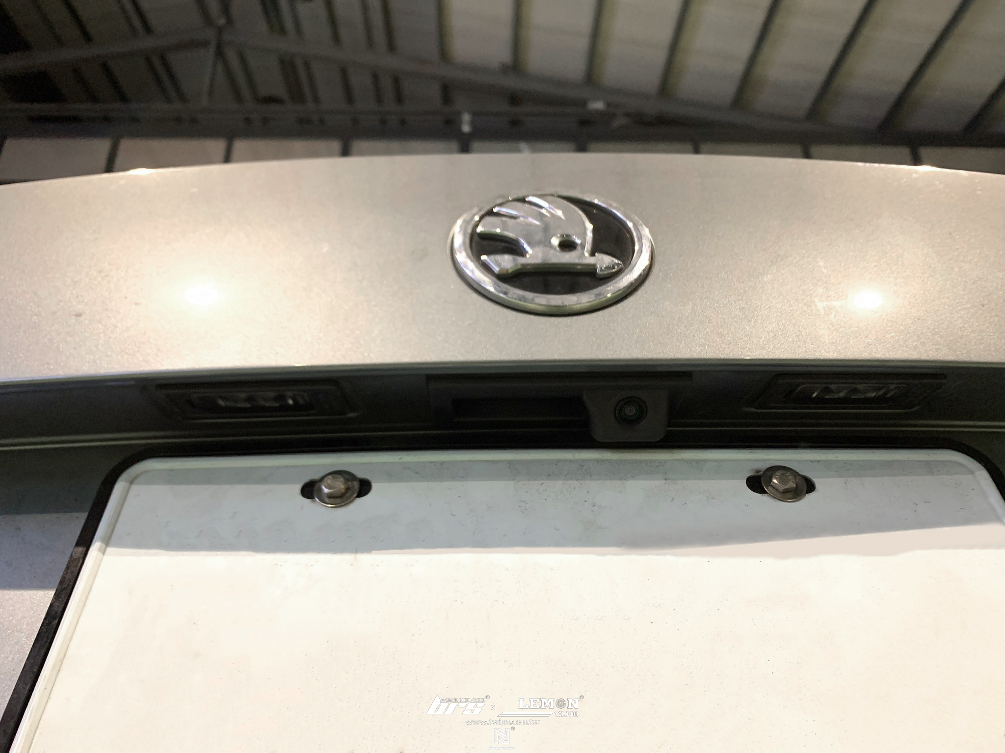 Skoda Superb 安裝 把手式倒車顯影鏡頭(軌跡版)