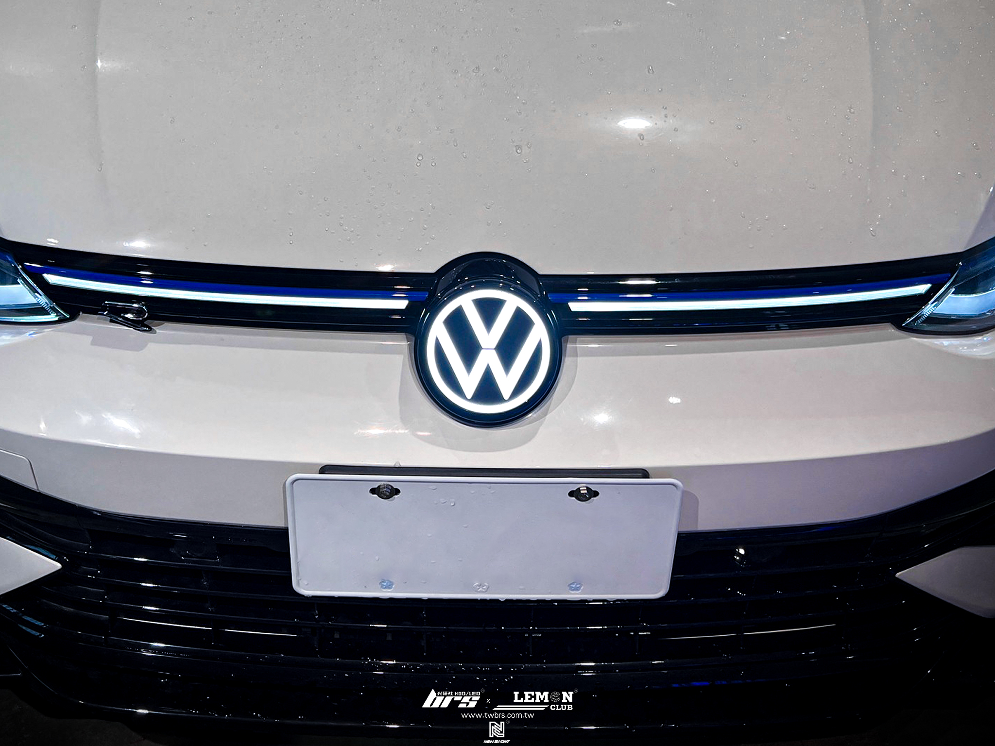 Volkswagen Golf 8 安裝 發光前標