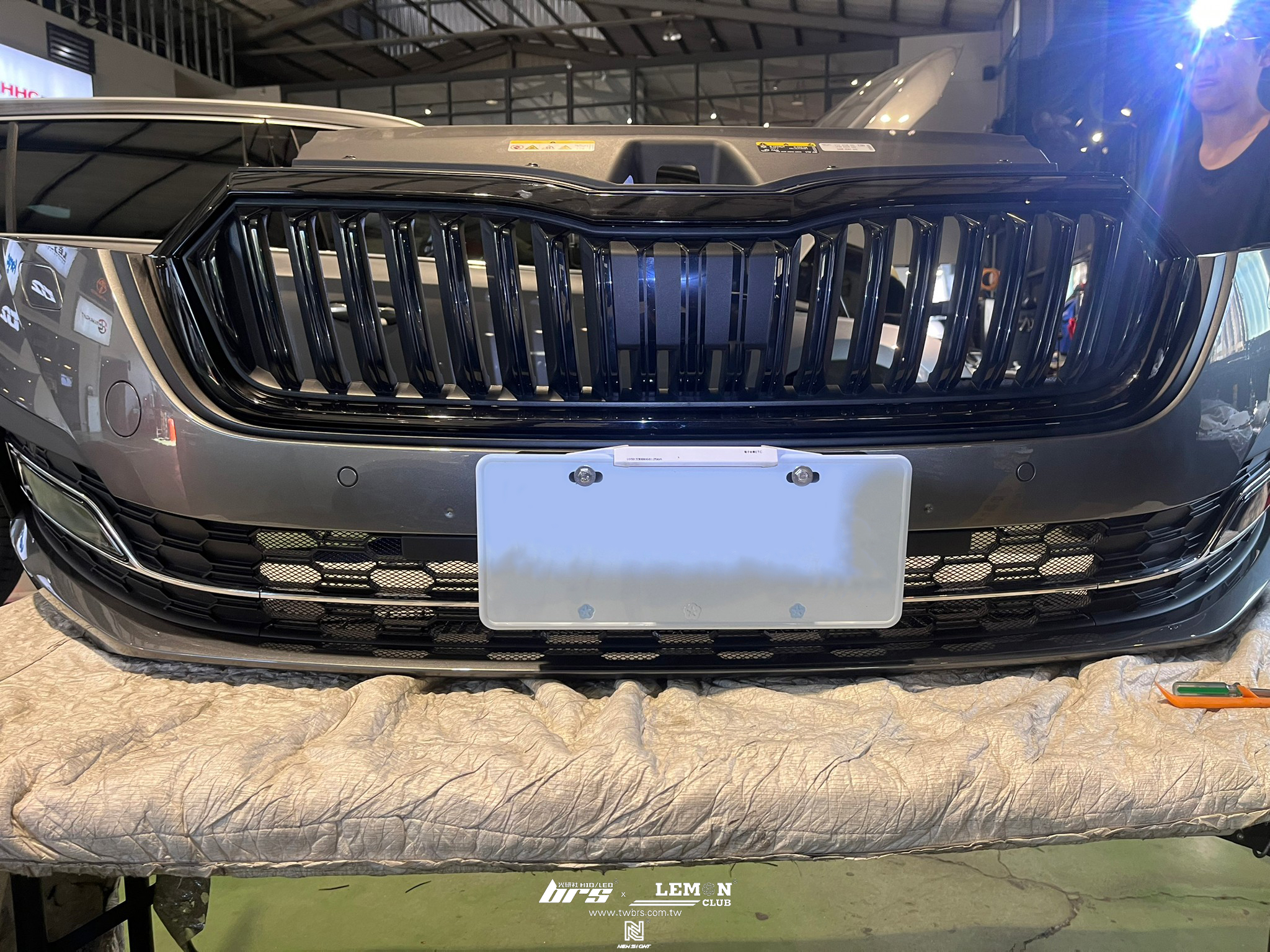 Skoda Octavia MK4 安裝 水箱罩黑框+保桿防跳石網+原廠後標亮黑字母