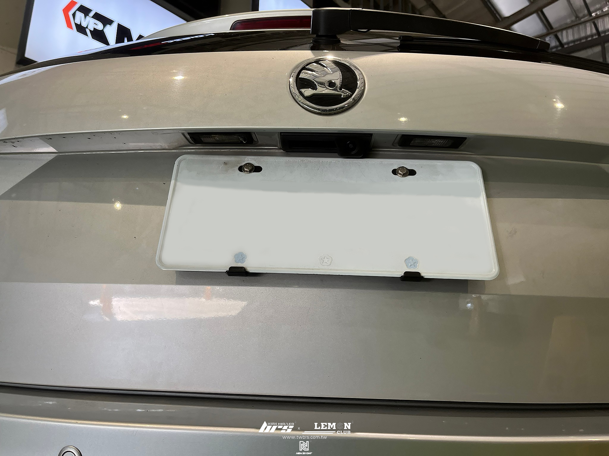 Skoda Octavia 安裝 原廠把手式倒車顯影鏡頭(軌跡版)