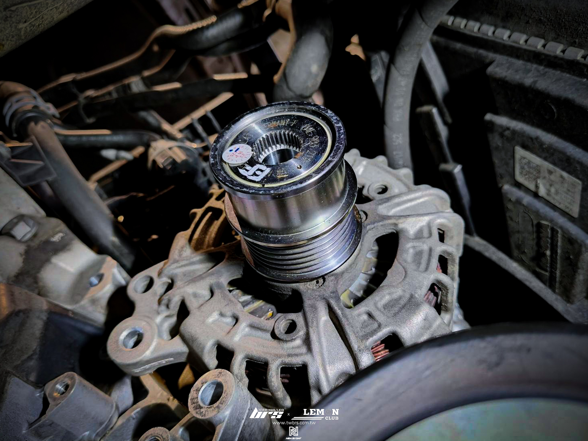 Skoda Superb 保養 單向發電機惰輪更換+原廠外皮帶+調整器更換+工字樑襯套更換+HUNTER 3D電腦四輪定位