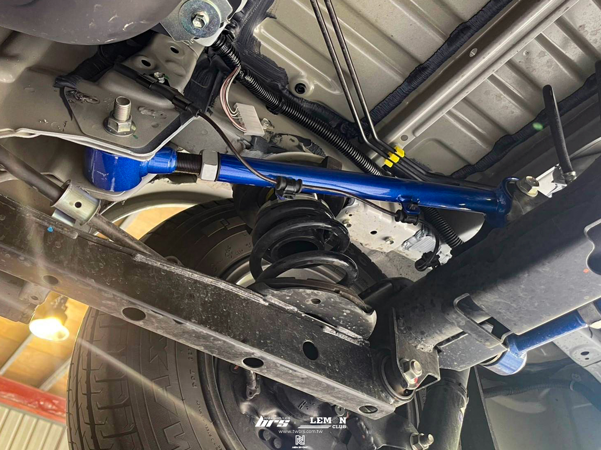 Toyota Town Ace 安裝 HARDRACE後上拉桿