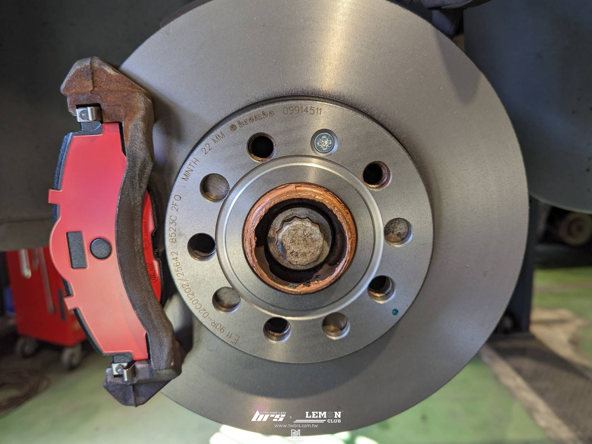 Volkswagen Caddy 保養(德國Rheinol萊茵機油5W30+原廠機油芯+原廠洩油螺絲+原廠洩油螺絲墊片)+Brembo288x25前平盤+Brembo前來令片(紅皮)