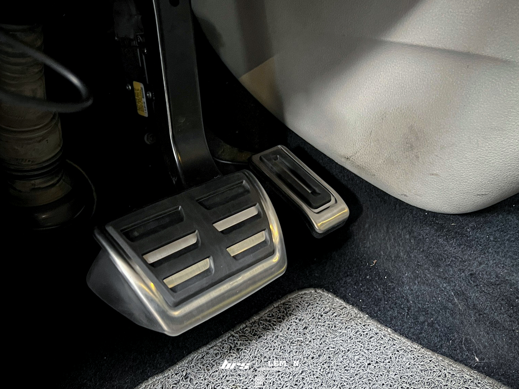 Volkswagen T6 安裝 原廠1:1排檔頭皮套更換+LEYO排檔頭+專用鋁合金踏板