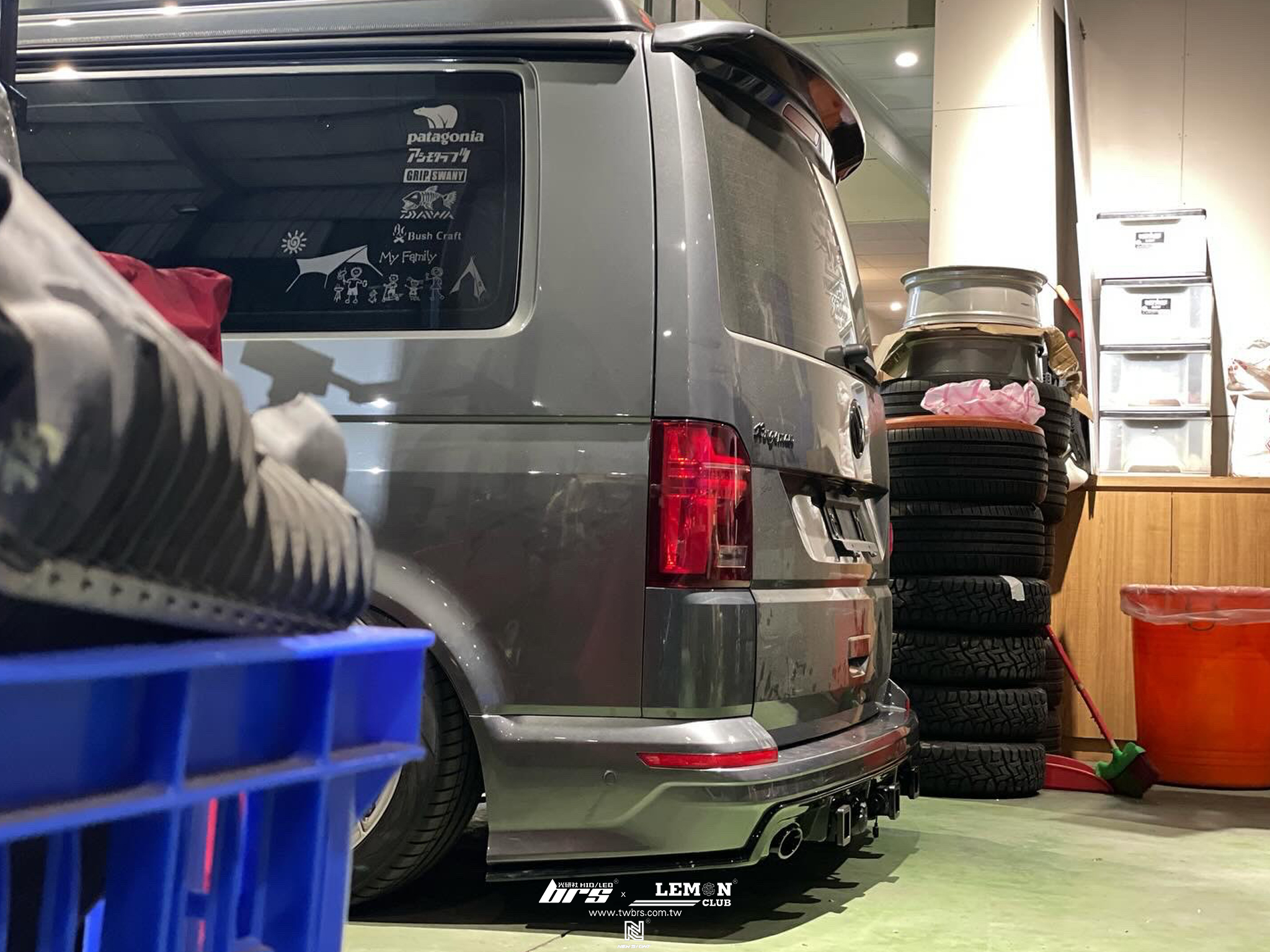 Volkswagen T6 安裝 T6.1車頭(所有相關配件完整直上)+LV-R前保桿+LV-R後保桿+台灣秀山T6.1專用燻黑頭燈+Highlight高階款6000K LED大燈