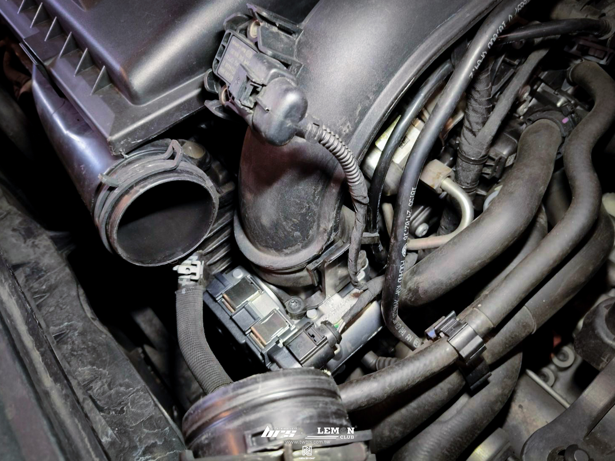 Skoda Superb 保養 原廠節氣門更換