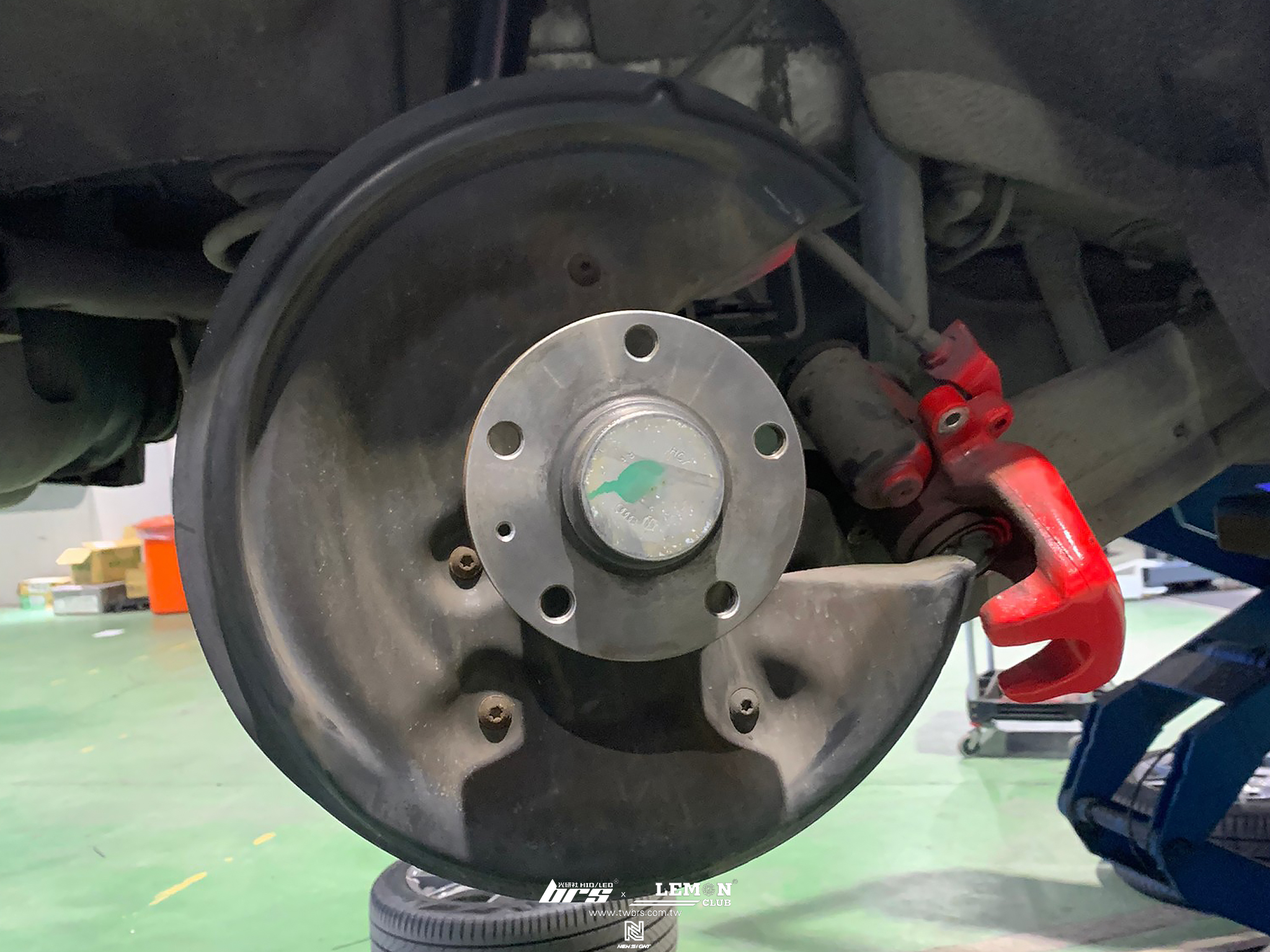 Volkswagen Passat B6 安裝 前Brembo312x25x50碟盤更換+後Brembo282x12x48碟盤更換+後Brembo來令片(紅皮)