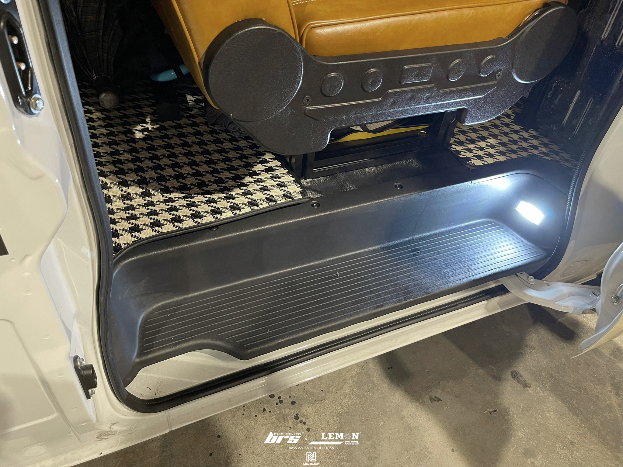 Toyota Town Ace 安裝 中門踏板迎賓燈