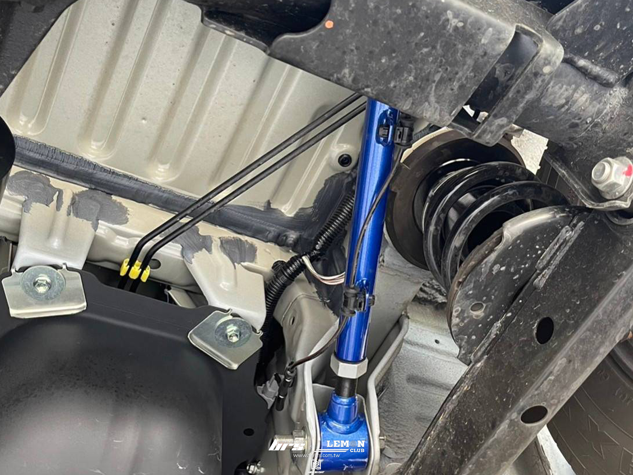 Toyota Town Ace 保養(萊茵機油0W20+機油芯)+HARDRACE 後上拉桿