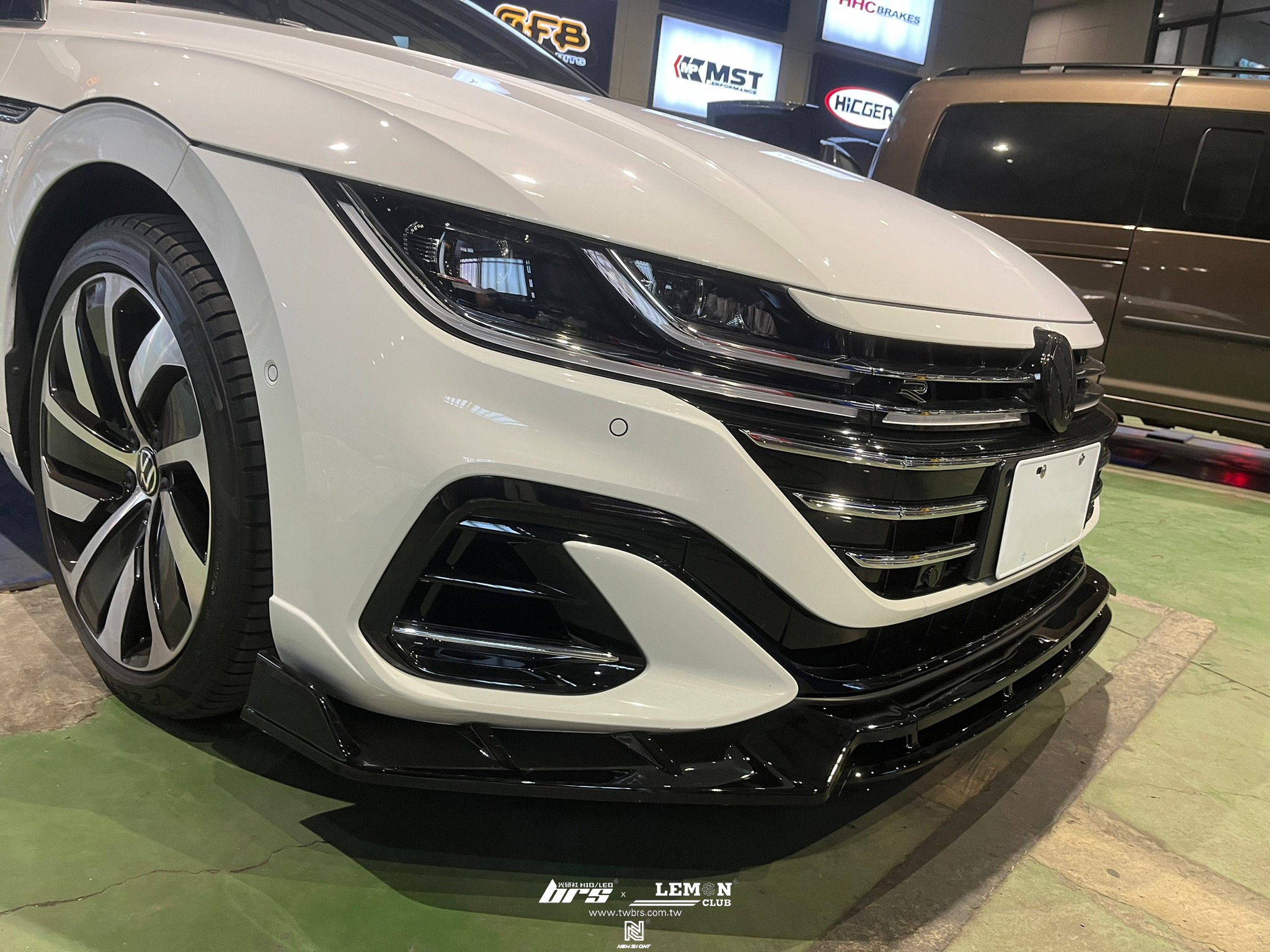Volkswagen Arteon 安裝 四件式前下巴+類MAX後下擾流+類MAX後下包角