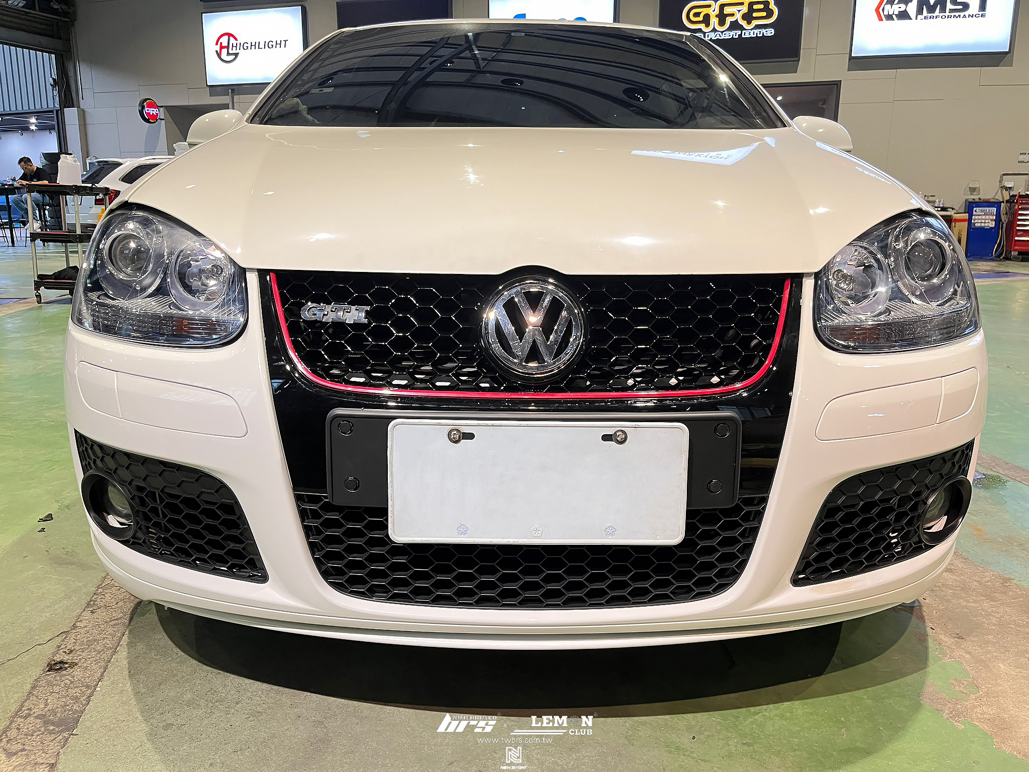 Volkswagen Golf 5 安裝 GTI前保桿+GTI水箱罩