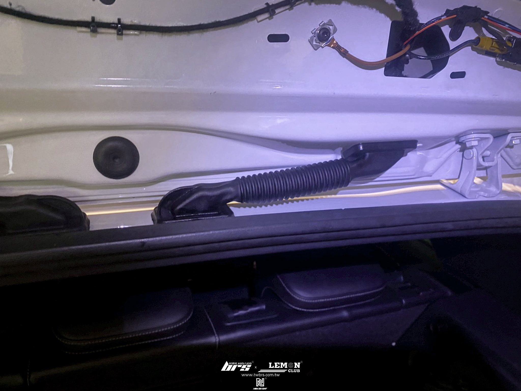 Volkswagen Golf 7.5 安裝 原廠免鑰匙啟動開關+MQB後車箱線束護管