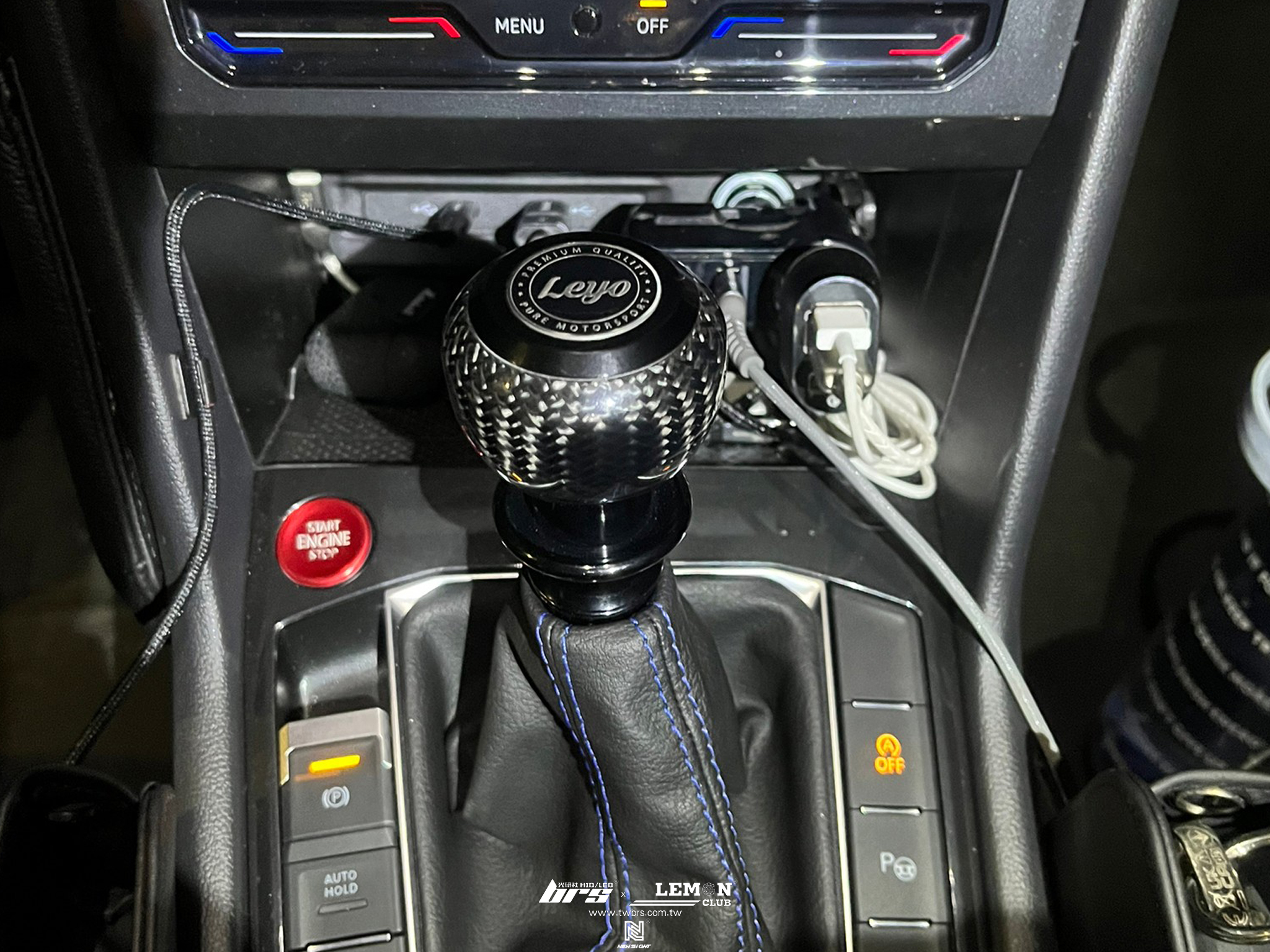 Volkswagen New Tiguan 安裝 Leyo碳纖維DSG排檔頭組(黑)+怠速熄火啟停自動關閉器