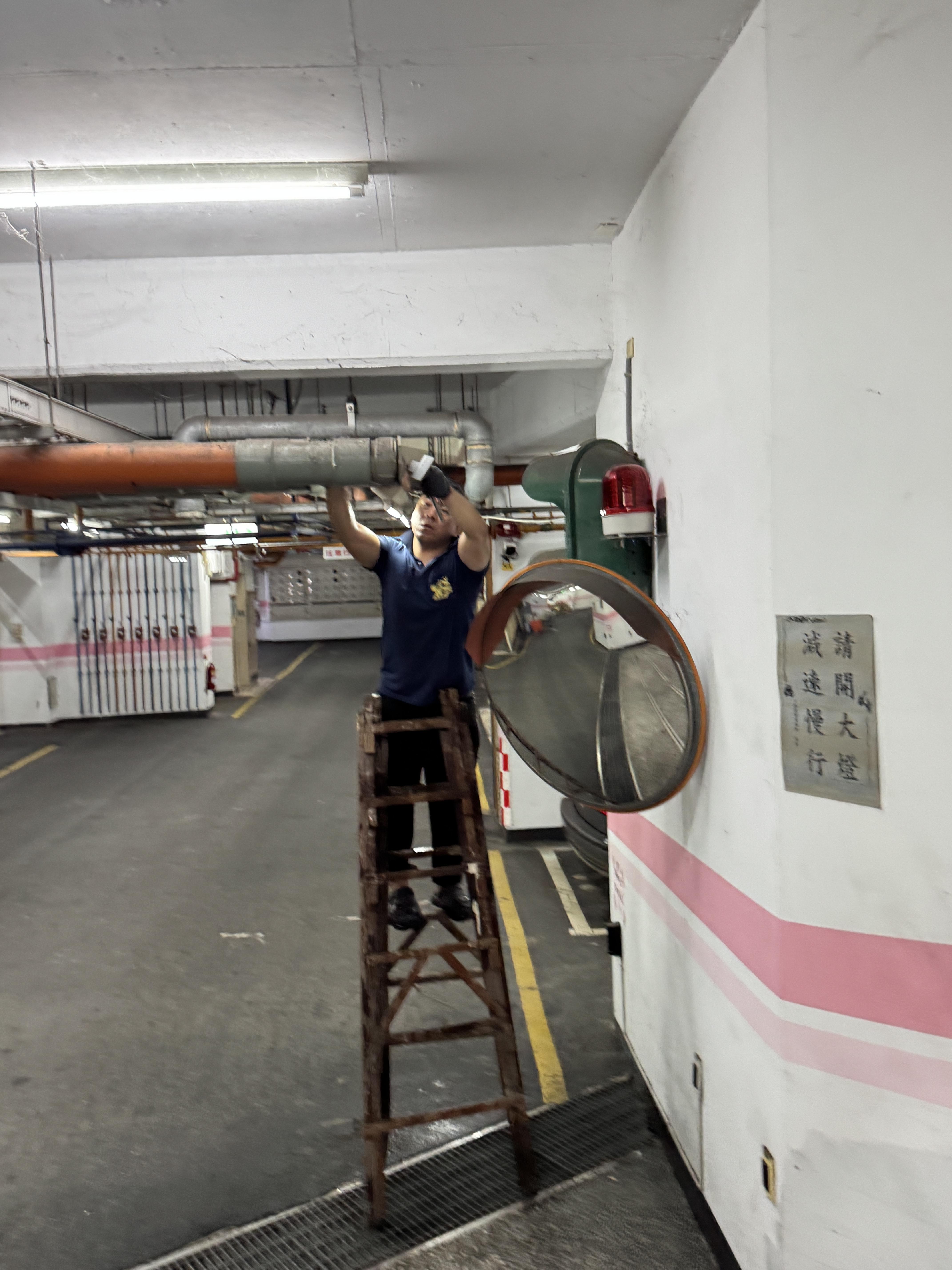 The Yongzheng Engineering team conducting annual hydro-jetting maintenance for the public pipelines of the Yucheng Fudu Building in Kaohsiung.