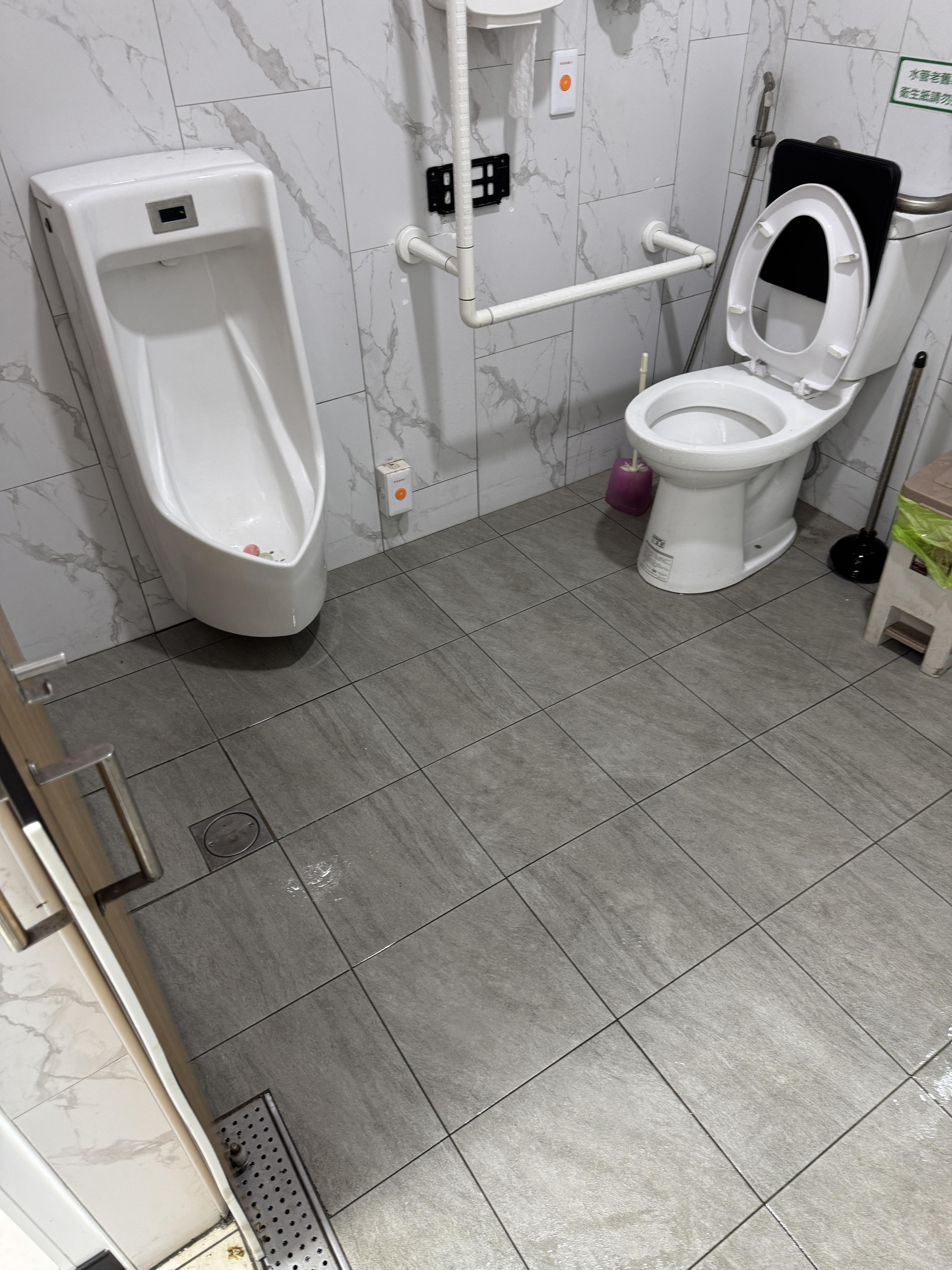 岡山全家糞管一般疏通 (1).JPG 永正工程師傅施工中