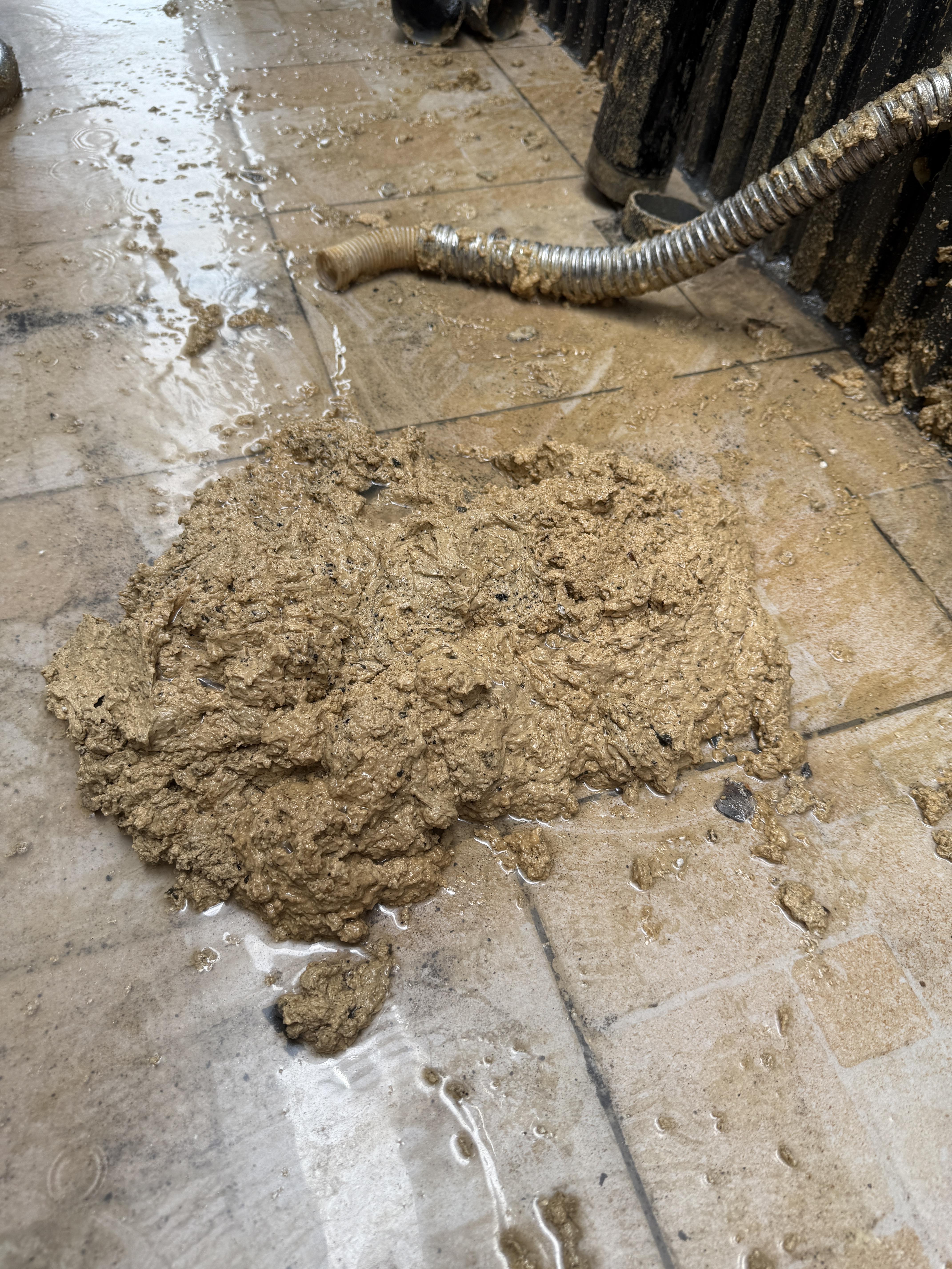 工程人員進行水刀作業