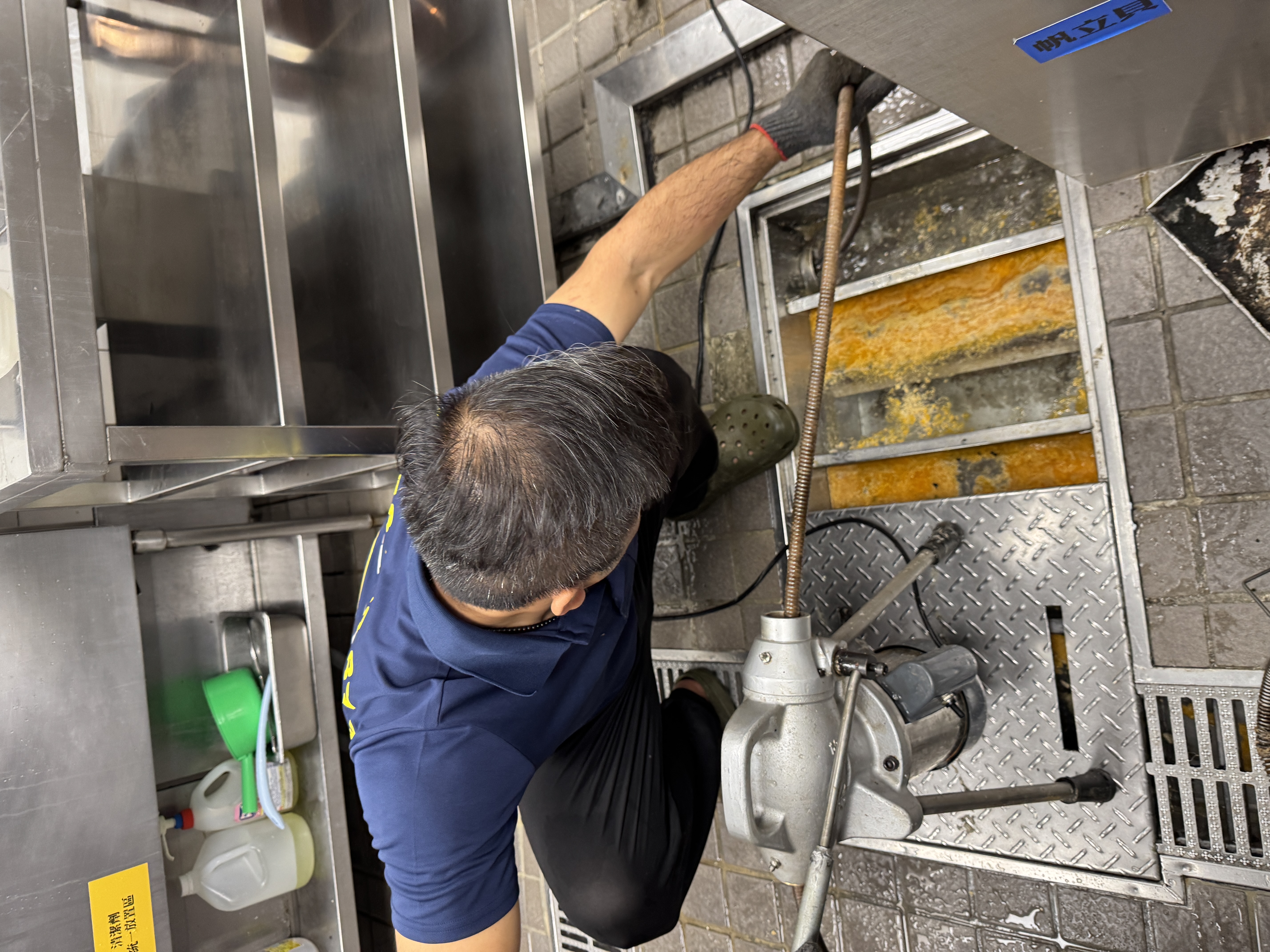 火鍋店排水管疏通案例｜高壓水刀清洗油垢，守護乾淨用餐環境