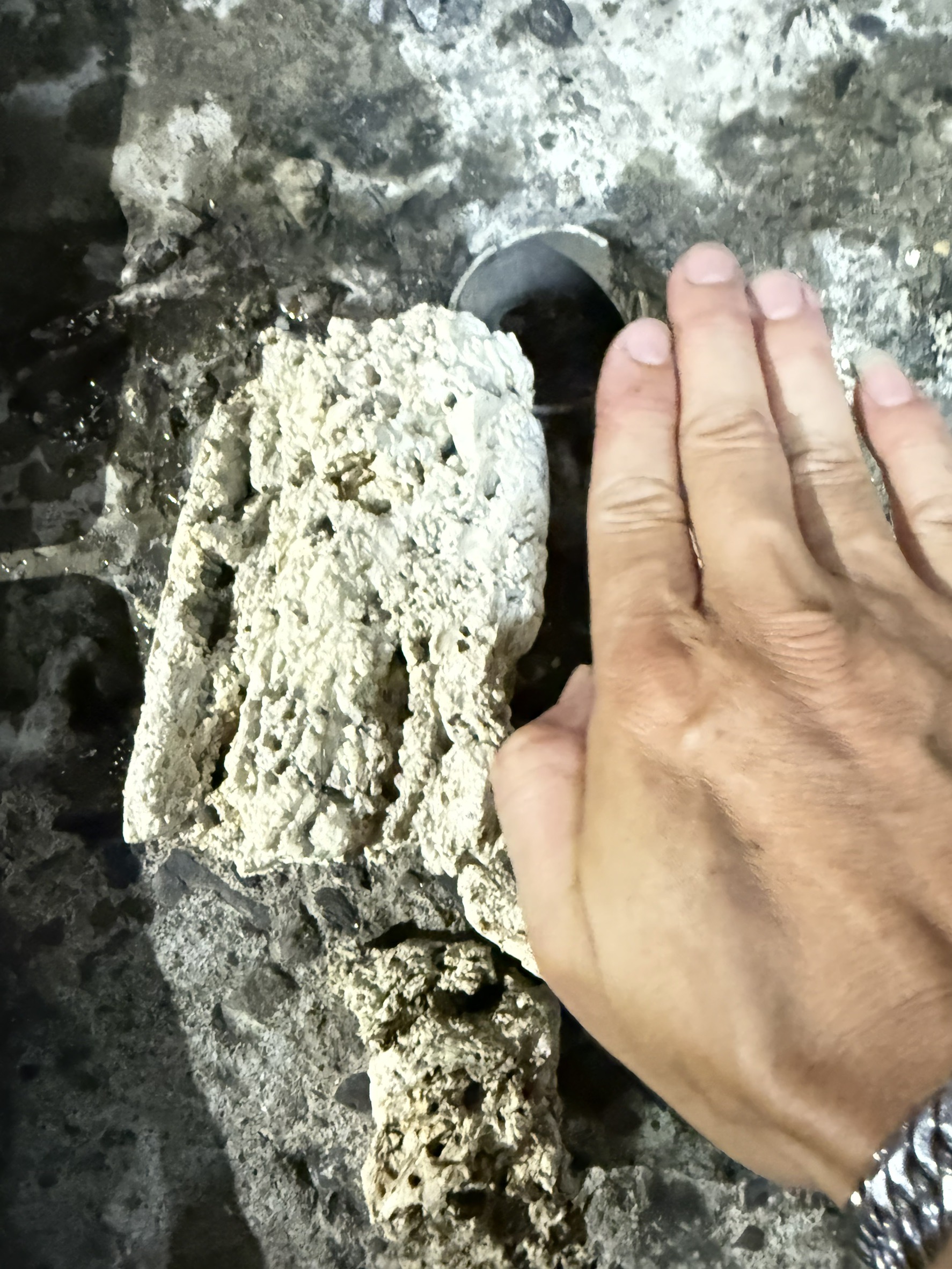 高壓水刀剝離後排出之異物與結塊