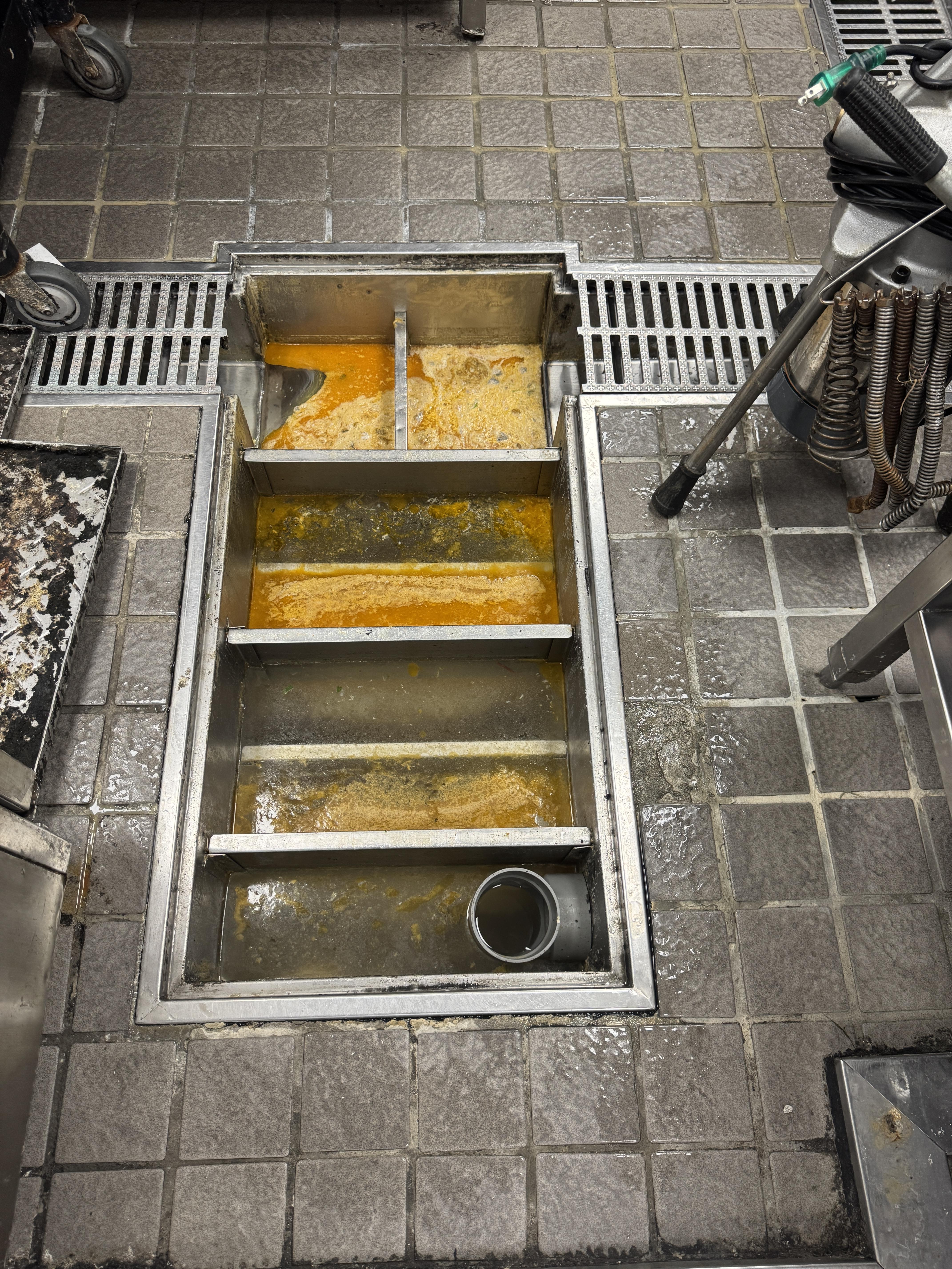 火鍋店排水管油垢堵塞 現場圖