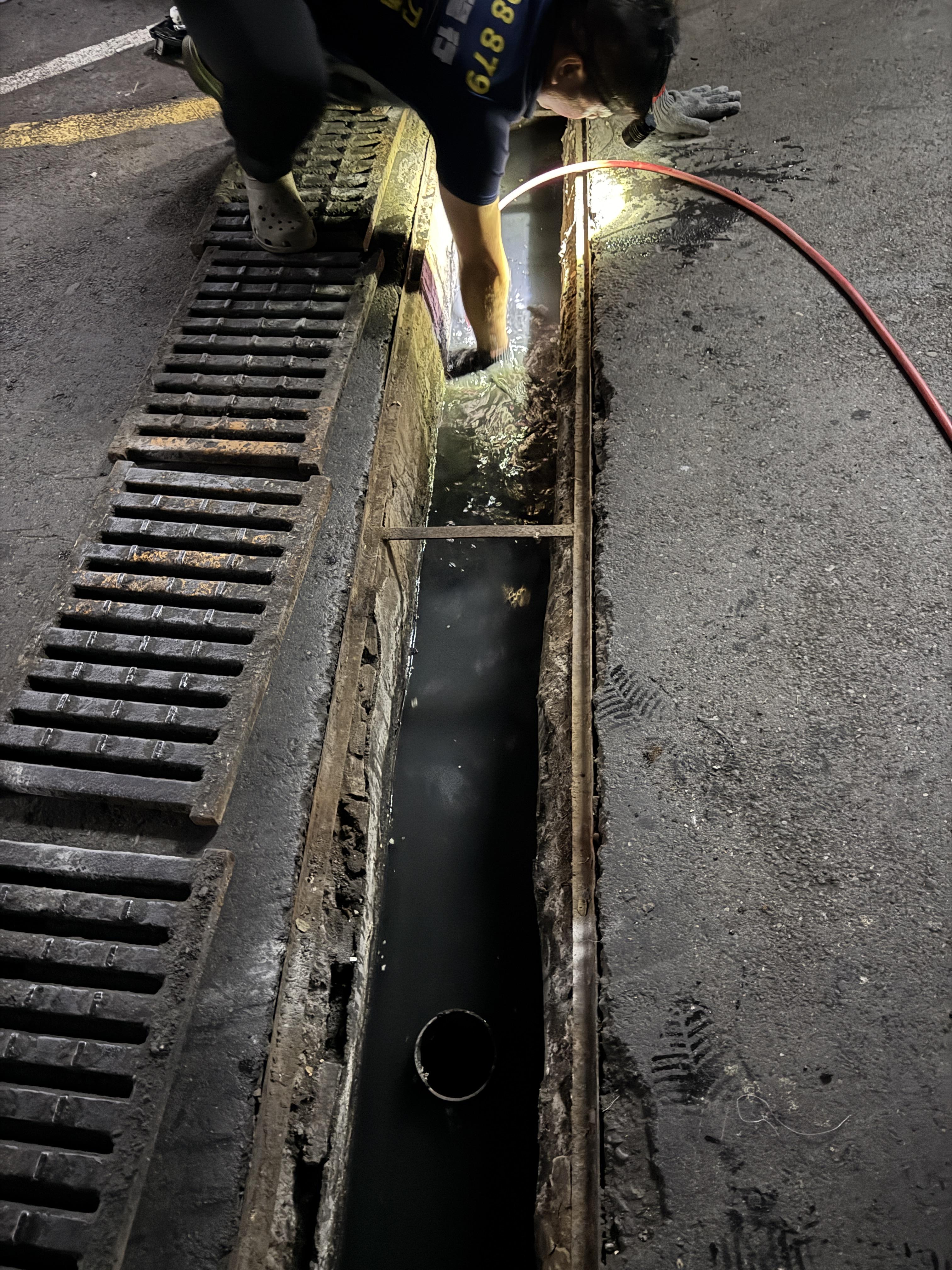 Yongzheng Engineering in Kaohsiung demonstrates the result of its hydro-jetting technology, successfully clearing hardened uric scale buildup from a public restroom urinal.