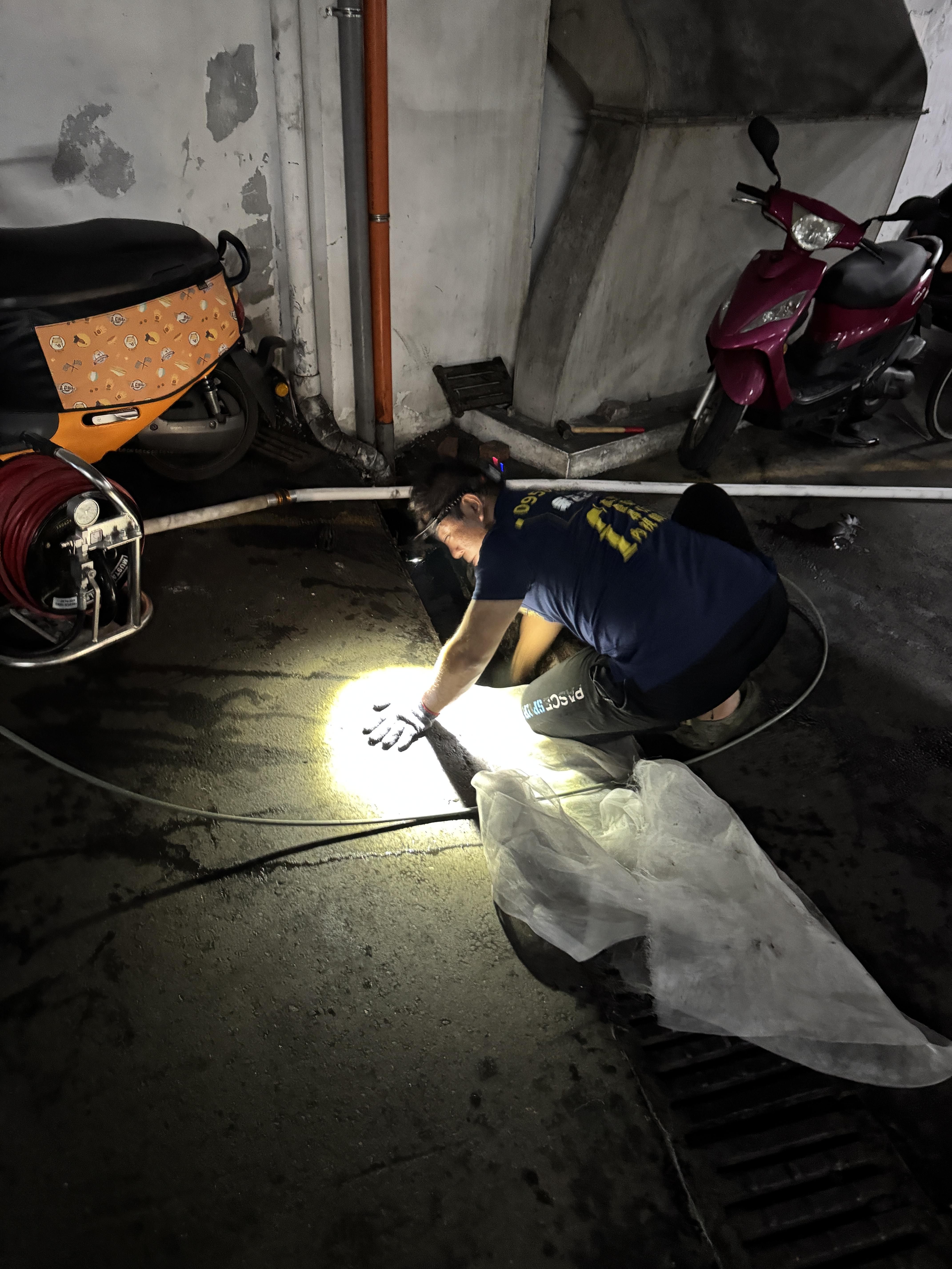 重上路地下車道排水管水刀疏通 (4).JPG 排水孔清洗進行中