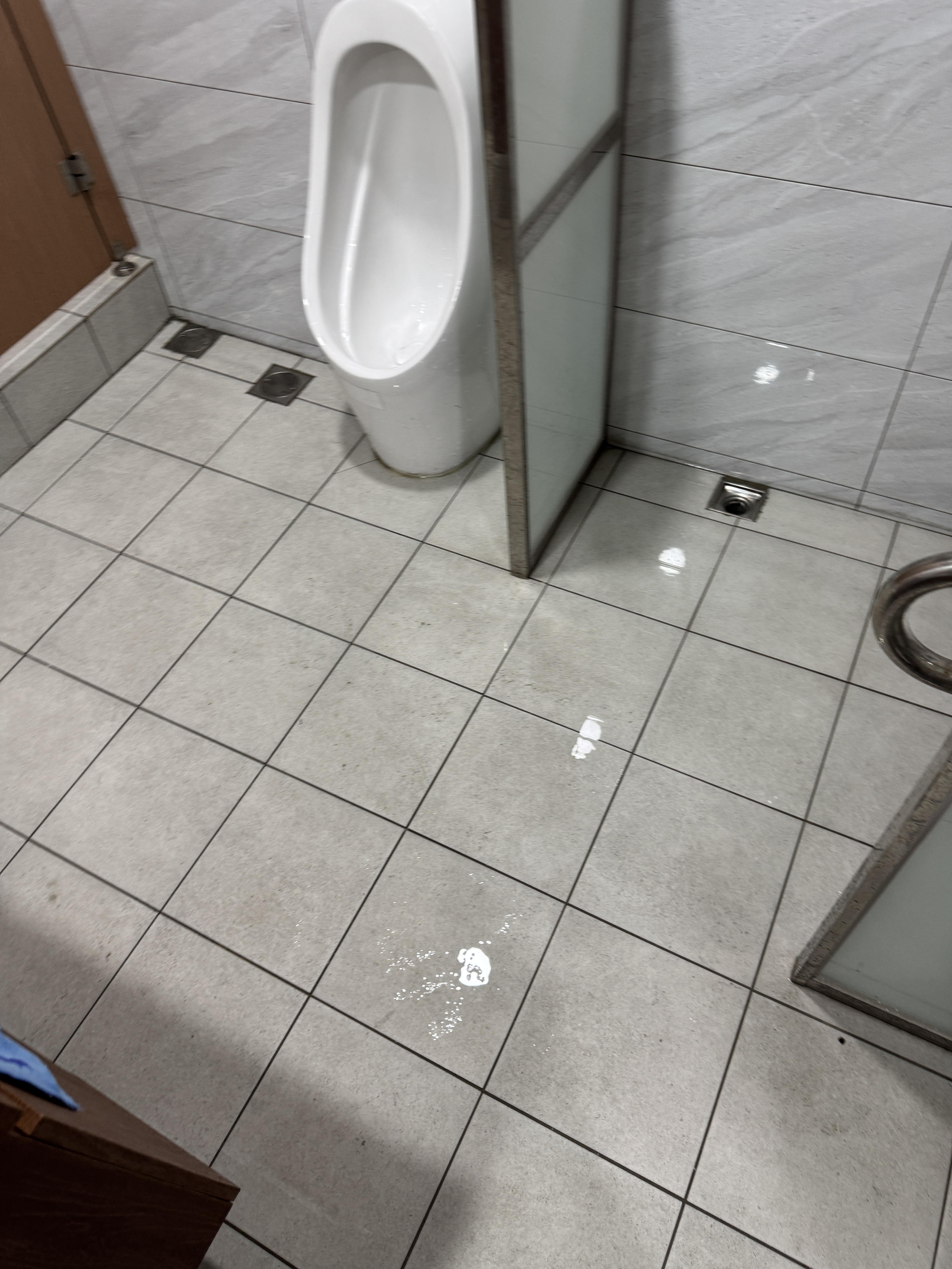 疏通過程油脂與菜渣湧出