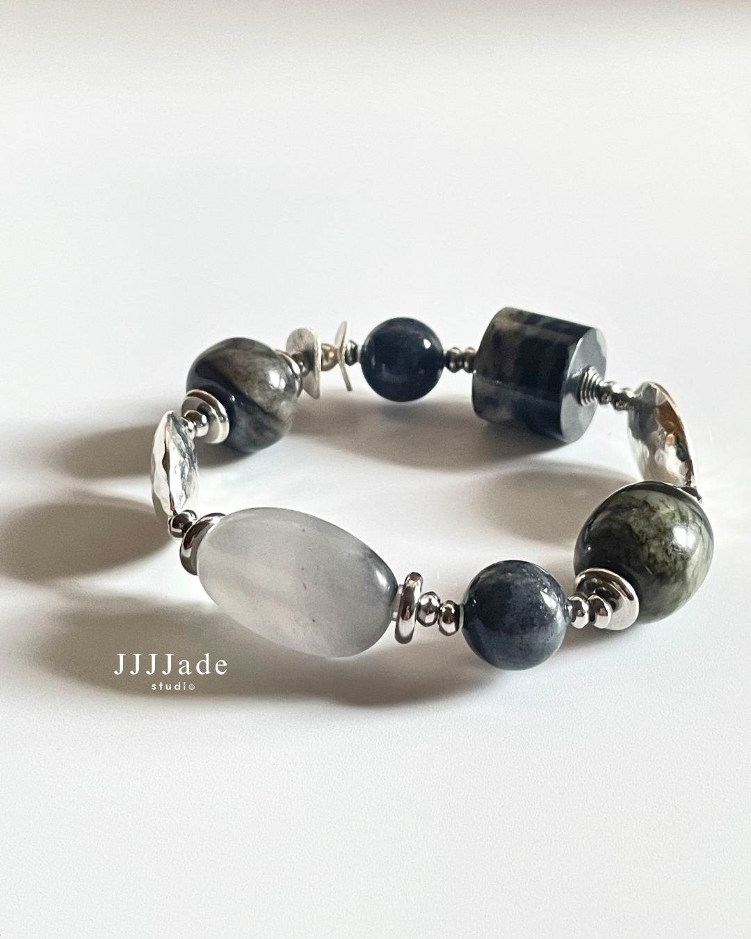 T289 野墨 | 和田玉青花手串